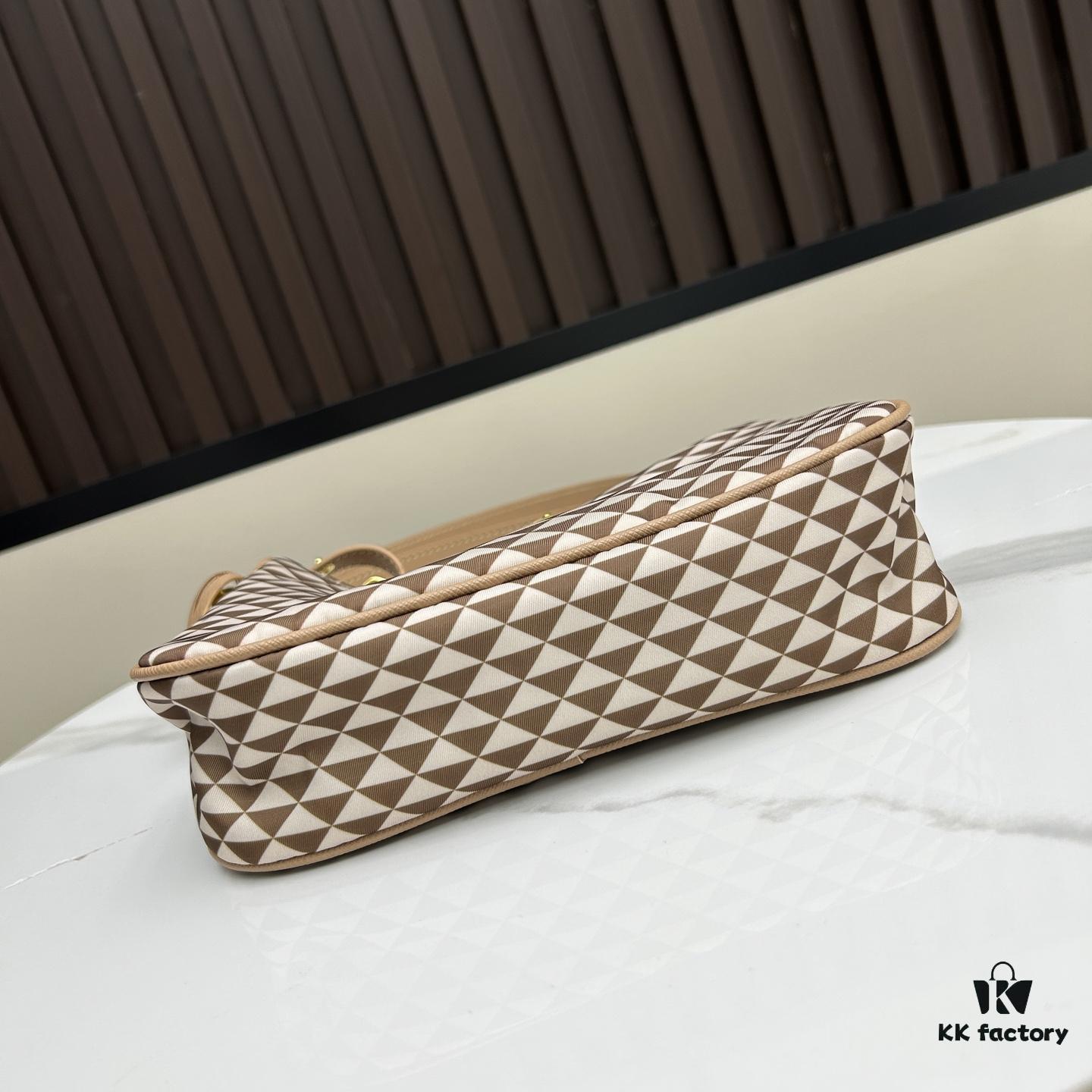 With Box, Prada Hobo Three-in-One Bag Is So Comfortable to Carry!