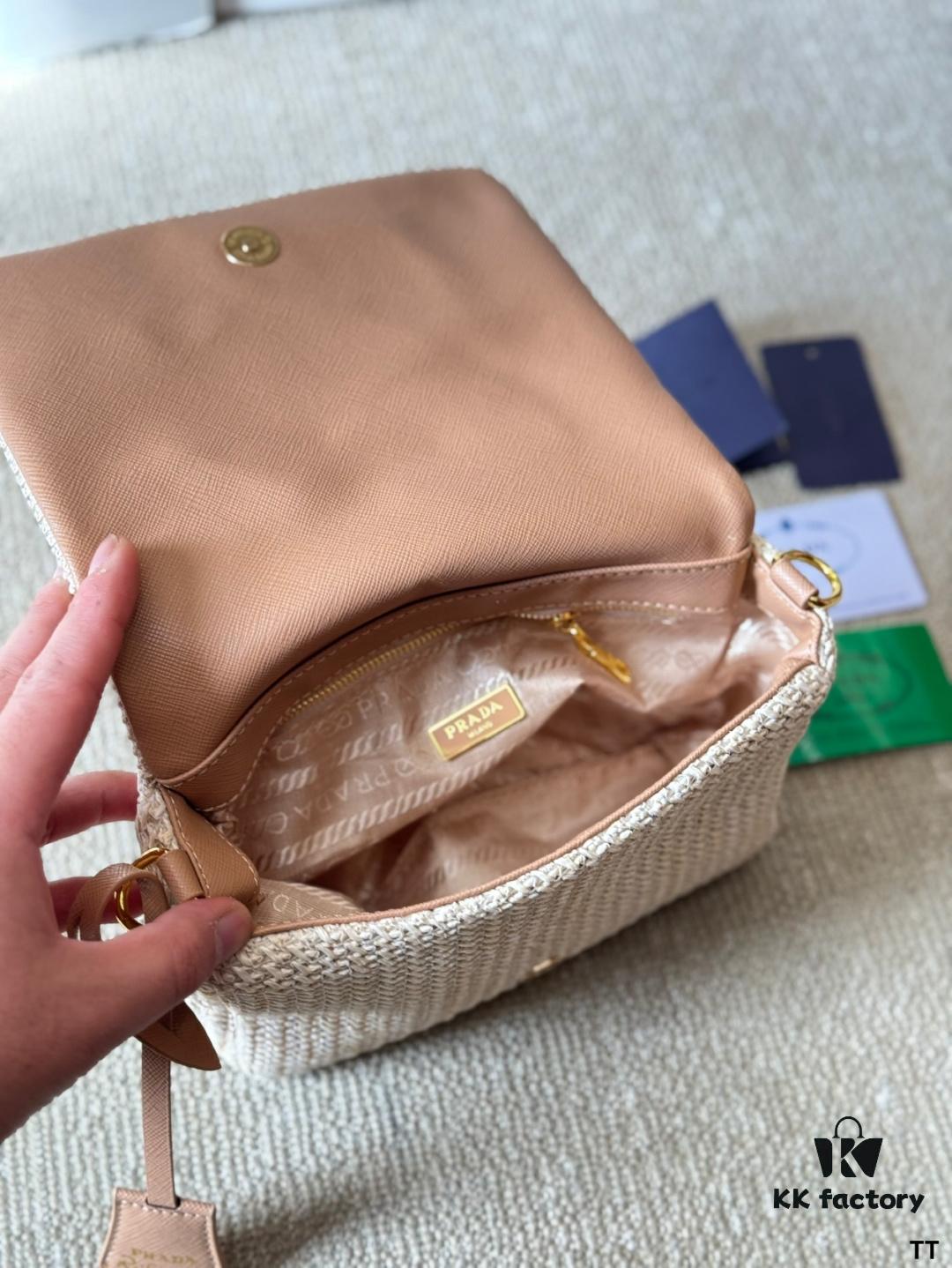 Prada Camera Bag 🔥 Bestseller