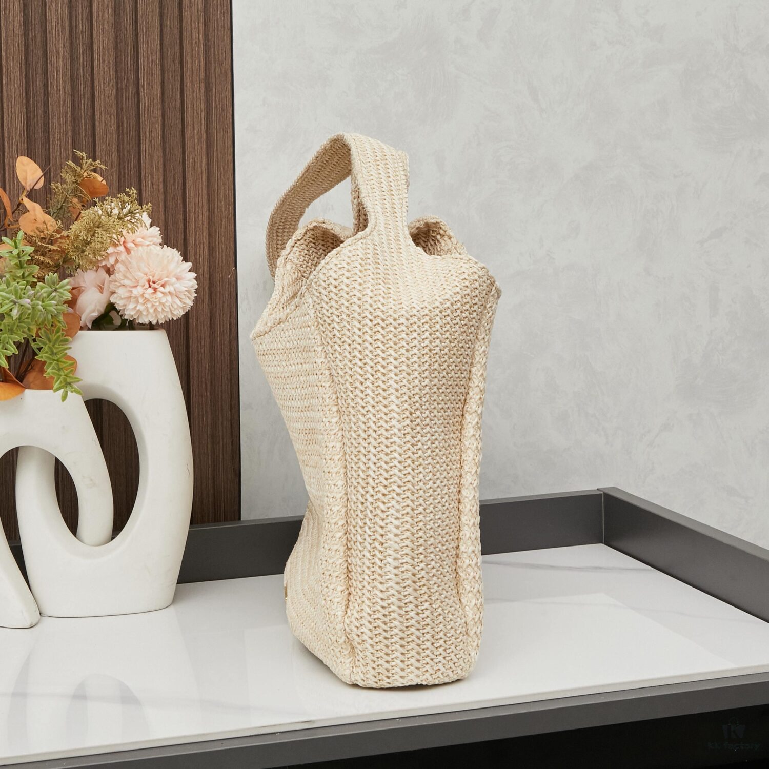 New Arrival🔥👏👏👏 This series is Prada's key style for the entire upcoming season. Crafted with imported raffia straw and highly handcrafted, each bag is meticulously handwoven by skilled artisans 😘😘 Lightweight and spacious, it exudes a fresh summer vibe, perfectly complementing various outfits. Simply perfect—grab yours now! 👏👏 Model: 2386, Size: 33 x 26cm