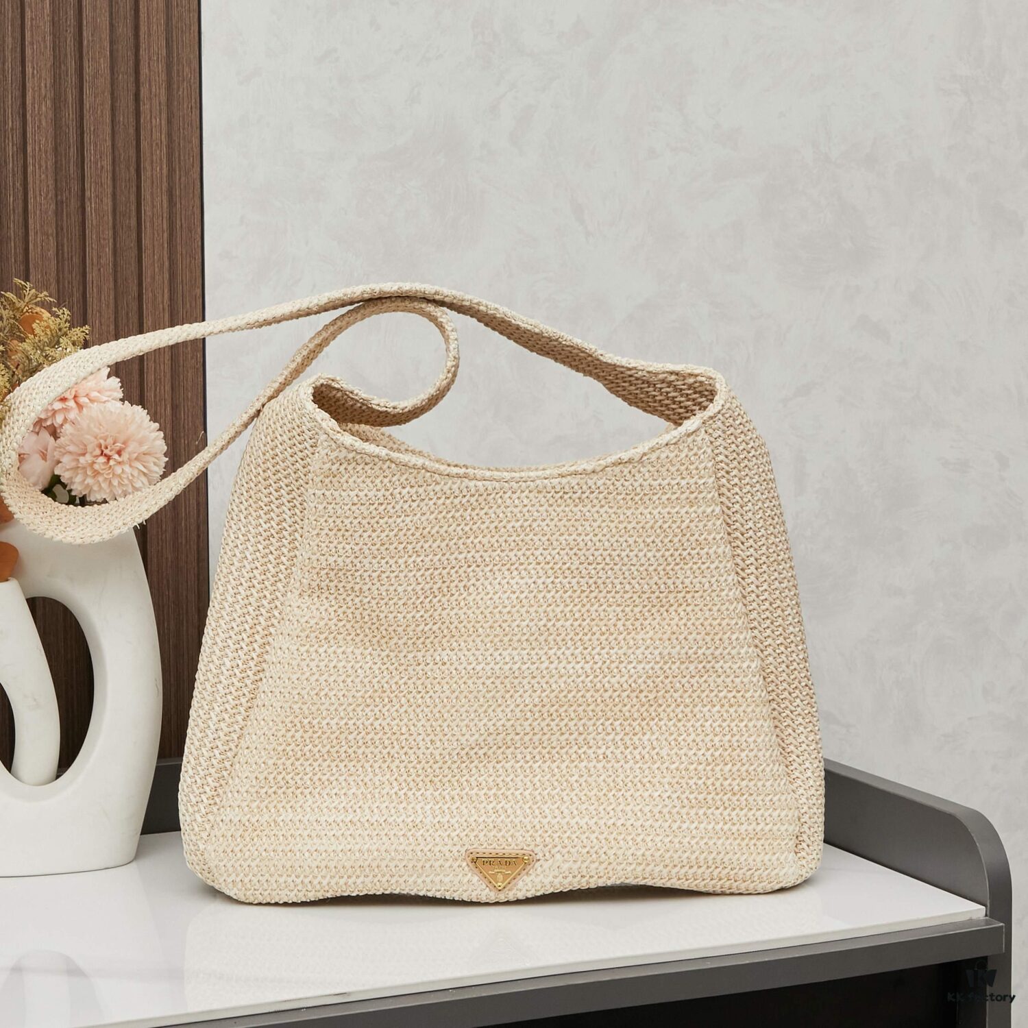 New Arrival🔥👏👏👏 This series is Prada's key style for the entire upcoming season. Crafted with imported raffia straw and highly handcrafted, each bag is meticulously handwoven by skilled artisans 😘😘 Lightweight and spacious, it exudes a fresh summer vibe, perfectly complementing various outfits. Simply perfect—grab yours now! 👏👏 Model: 2386, Size: 33 x 26cm