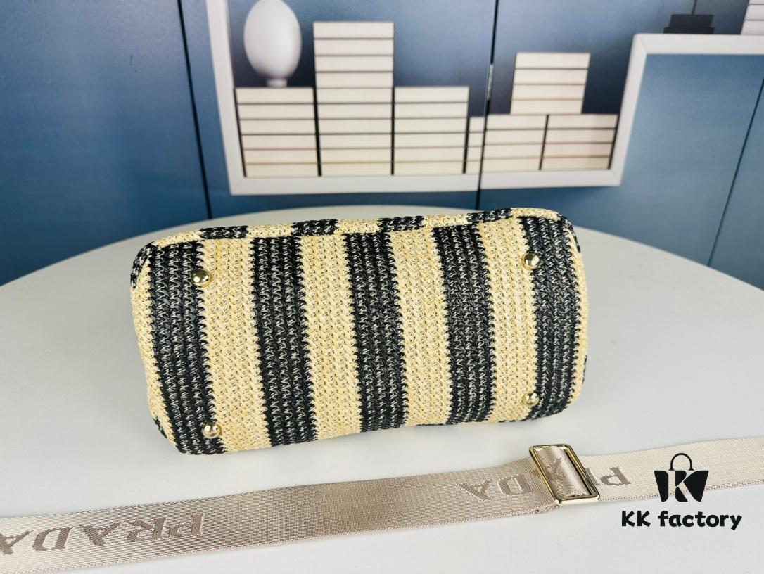 Prada Beautiful Wicker Basket Bag – A Charming Summer Essential with Straw and Leather Design