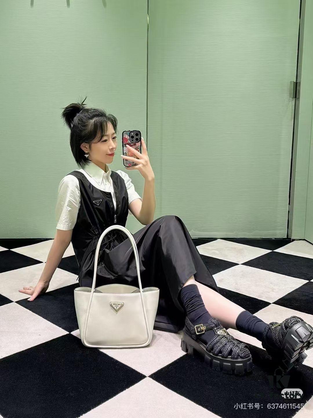 Prada Mini Tote with Box, 24 New Arrival! Known as the 'Little Vegetable Basket', Made of Cow Leather with Triangle Logo, Exceptionally Minimalist and Versatile