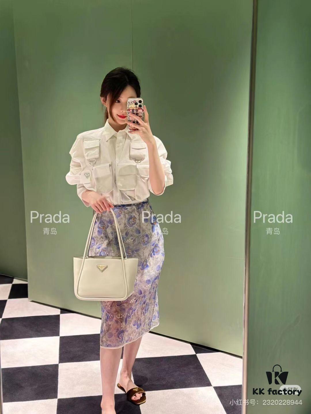 Prada Mini Tote with Box, 24 New Arrival! Known as the 'Little Vegetable Basket', Made of Cow Leather with Triangle Logo, Exceptionally Minimalist and Versatile
