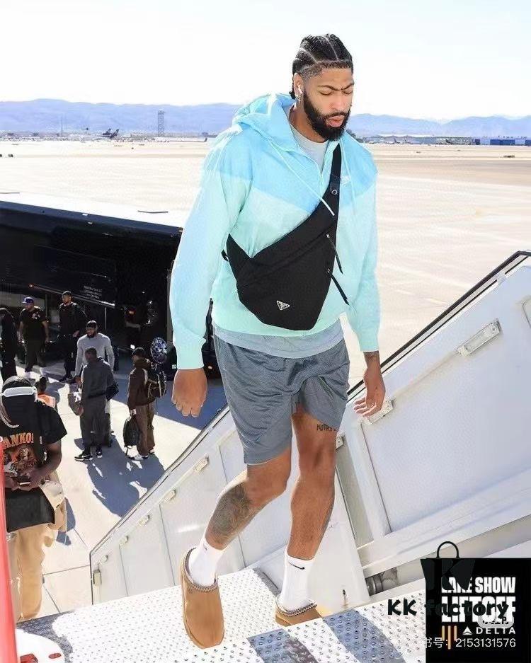 PRADA! 100% Authentic! Latest Model Chest Bag, Shoulder Bag! Imported parachute waterproof fabric, genuine Lamborghini zipper, pure brushed metal hardware, two front zippered pockets, lined with imported velvet filling for a soft, elastic touch that's neither stiff nor rigid — absolutely amazing!