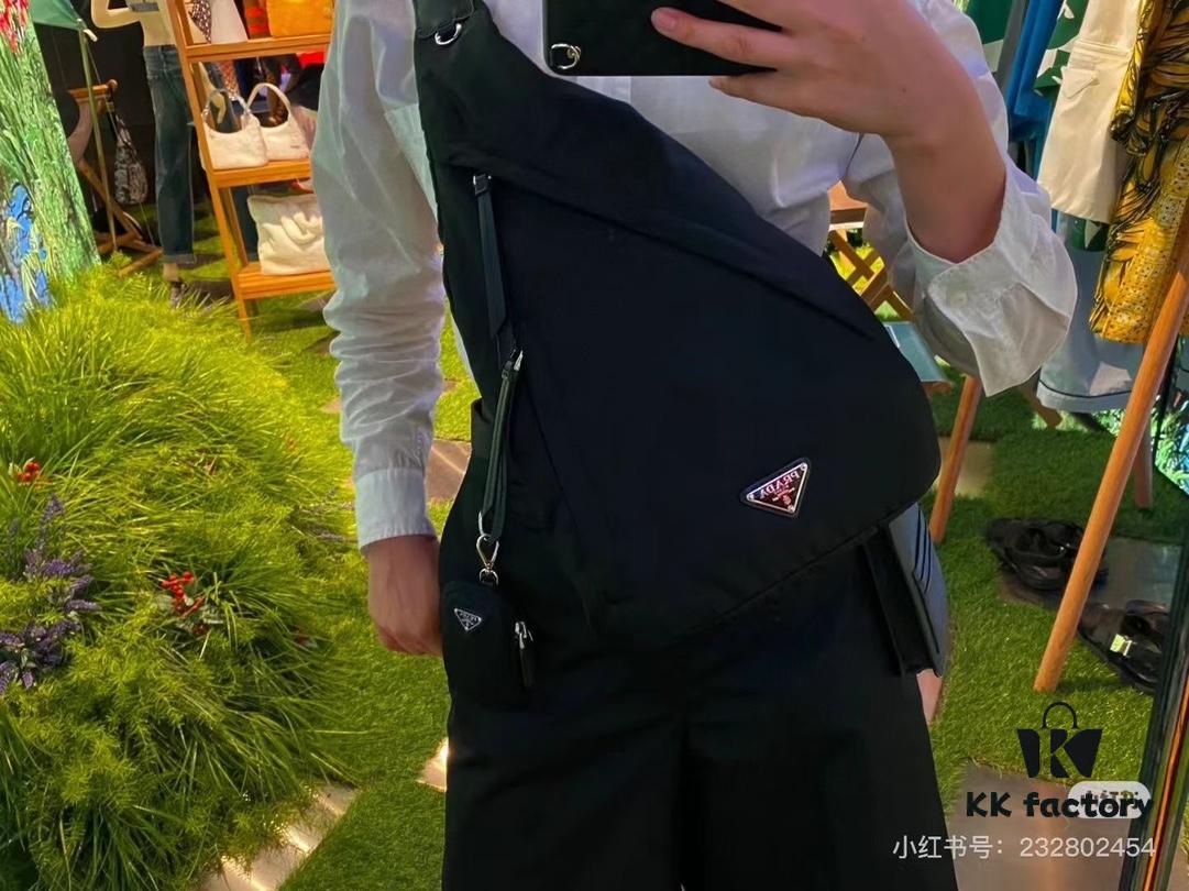 PRADA! 100% Authentic! Latest Model Chest Bag, Shoulder Bag! Imported parachute waterproof fabric, genuine Lamborghini zipper, pure brushed metal hardware, two front zippered pockets, lined with imported velvet filling for a soft, elastic touch that's neither stiff nor rigid — absolutely amazing!