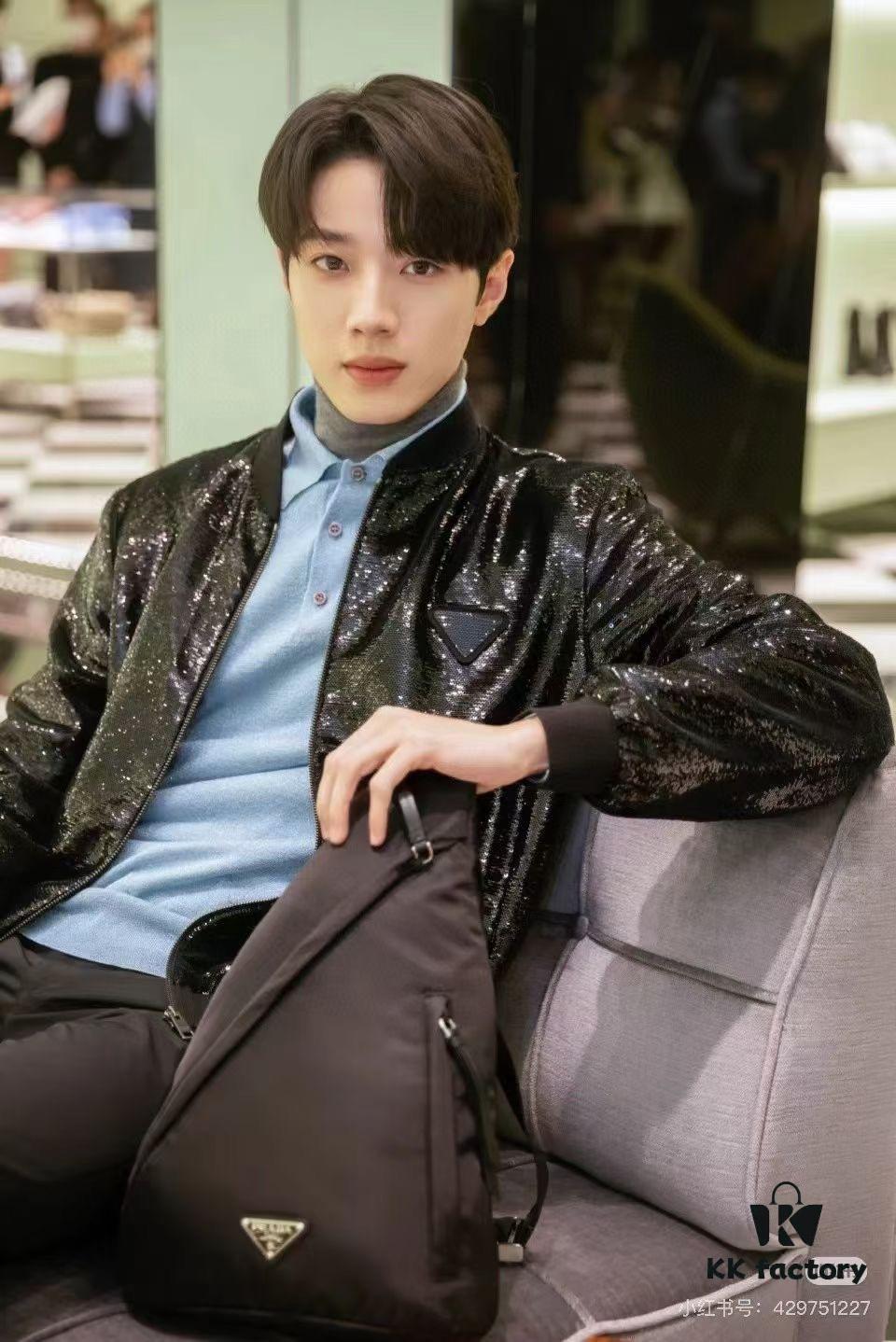 PRADA! 100% Authentic! Latest Model Chest Bag, Shoulder Bag! Imported parachute waterproof fabric, genuine Lamborghini zipper, pure brushed metal hardware, two front zippered pockets, lined with imported velvet filling for a soft, elastic touch that's neither stiff nor rigid — absolutely amazing!