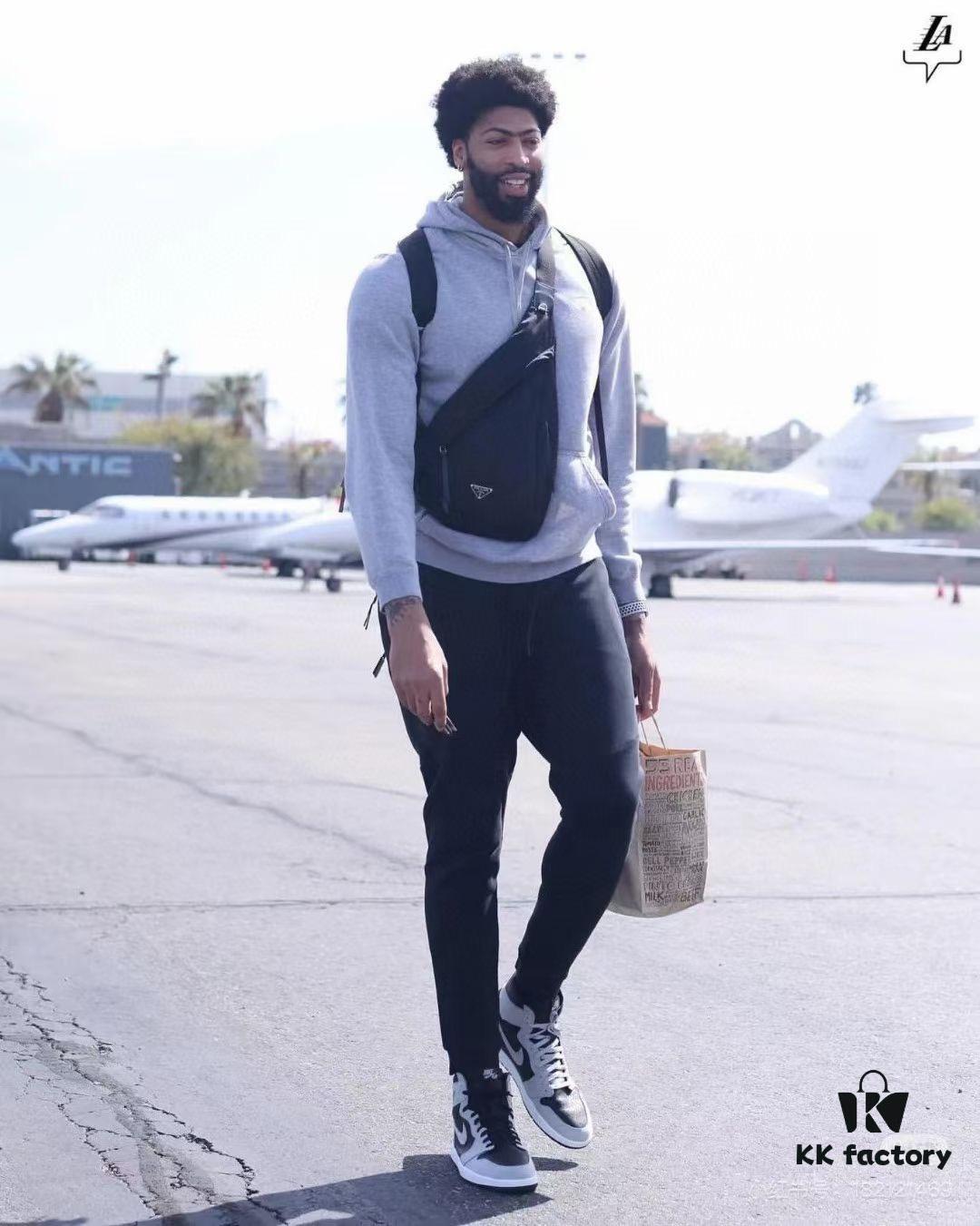 PRADA! 100% Authentic! Latest Model Chest Bag, Shoulder Bag! Imported parachute waterproof fabric, genuine Lamborghini zipper, pure brushed metal hardware, two front zippered pockets, lined with imported velvet filling for a soft, elastic touch that's neither stiff nor rigid — absolutely amazing!