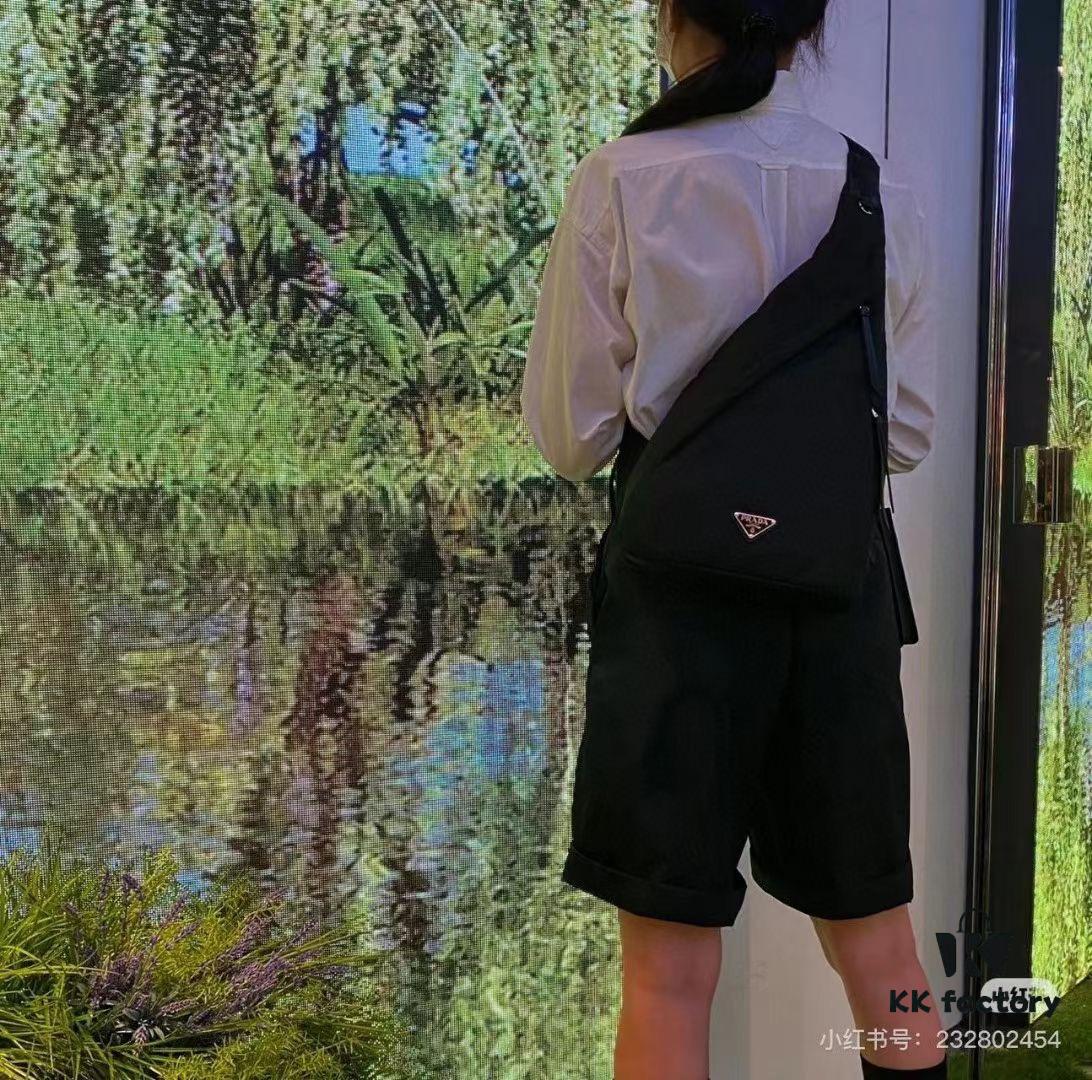 PRADA! 100% Authentic! Latest Model Chest Bag, Shoulder Bag! Imported parachute waterproof fabric, genuine Lamborghini zipper, pure brushed metal hardware, two front zippered pockets, lined with imported velvet filling for a soft, elastic touch that's neither stiff nor rigid — absolutely amazing!