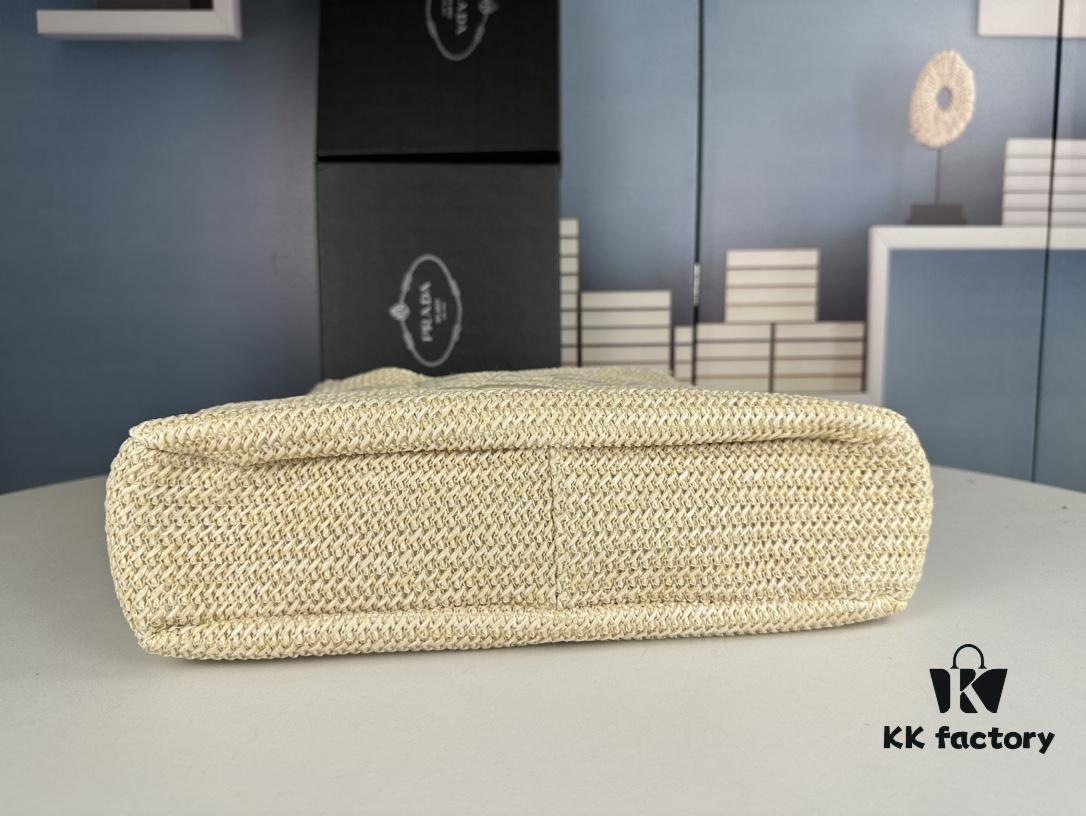 New Arrival🔥👏👏👏 This series is Prada's key style for the upcoming season. Crafted with imported raffia, this design features intricate hand-weaving techniques by skilled artisans 😘😘 Lightweight and spacious, it exudes a fresh summer vibe and pairs beautifully with various outfits—absolutely perfect! Grab yours now 👏👏 Model: 2386, Dimensions: 33 x 26 cm