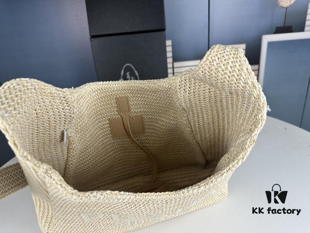 New Arrival🔥👏👏👏 This series is Prada's key style for the upcoming season. Crafted with imported raffia, this design features intricate hand-weaving techniques by skilled artisans 😘😘 Lightweight and spacious, it exudes a fresh summer vibe and pairs beautifully with various outfits—absolutely perfect! Grab yours now 👏👏 Model: 2386, Dimensions: 33 x 26 cm