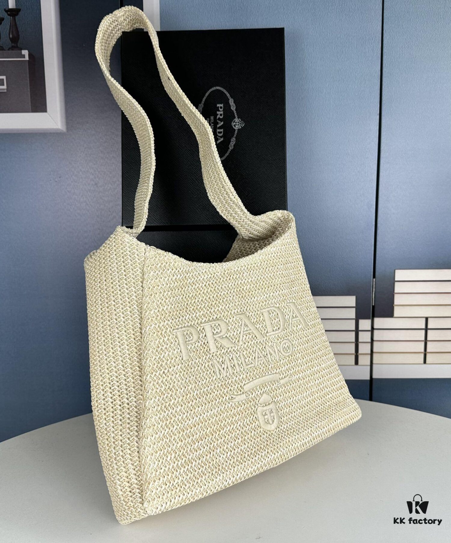 New Arrival🔥👏👏👏 This series is Prada's key style for the upcoming season. Crafted with imported raffia, this design features intricate hand-weaving techniques by skilled artisans 😘😘 Lightweight and spacious, it exudes a fresh summer vibe and pairs beautifully with various outfits—absolutely perfect! Grab yours now 👏👏 Model: 2386, Dimensions: 33 x 26 cm