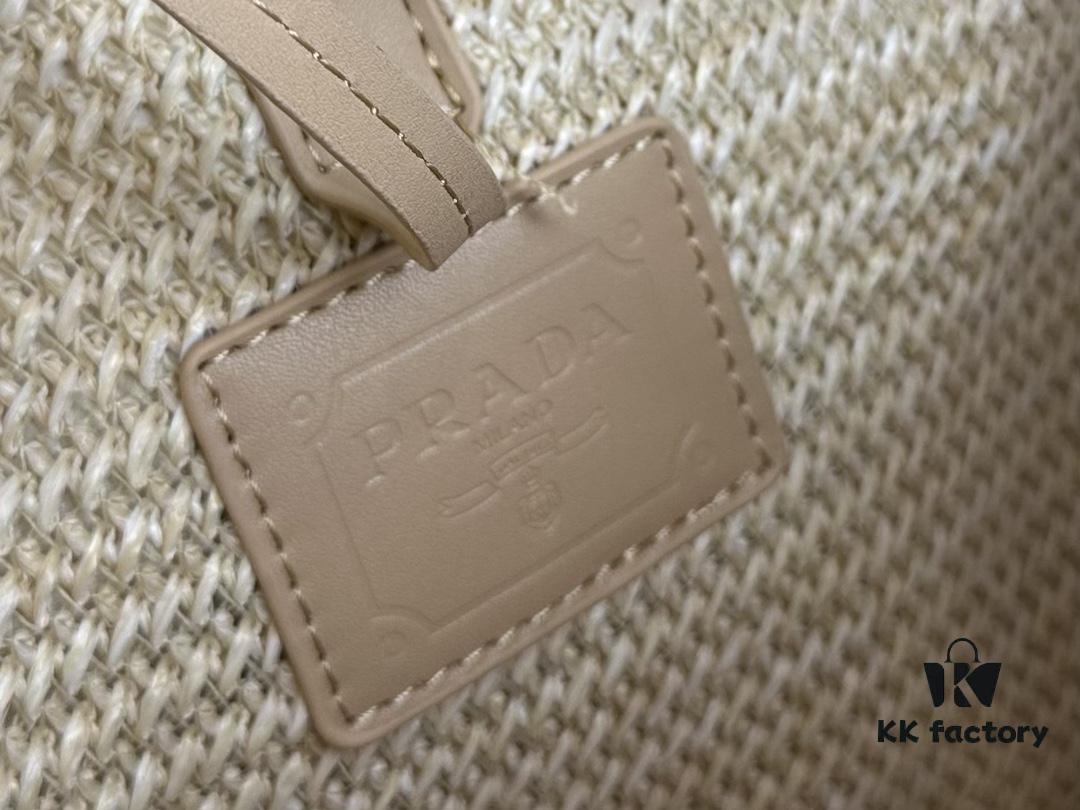 New Arrival🔥👏👏👏 This series is Prada's key style for the upcoming season. Crafted with imported raffia, this design features intricate hand-weaving techniques by skilled artisans 😘😘 Lightweight and spacious, it exudes a fresh summer vibe and pairs beautifully with various outfits—absolutely perfect! Grab yours now 👏👏 Model: 2386, Dimensions: 33 x 26 cm