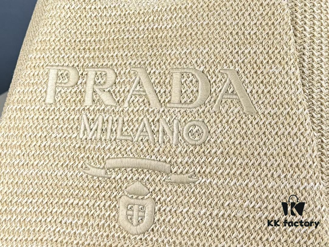 New Arrival🔥👏👏👏 This series is Prada's key style for the upcoming season. Crafted with imported raffia, this design features intricate hand-weaving techniques by skilled artisans 😘😘 Lightweight and spacious, it exudes a fresh summer vibe and pairs beautifully with various outfits—absolutely perfect! Grab yours now 👏👏 Model: 2386, Dimensions: 33 x 26 cm