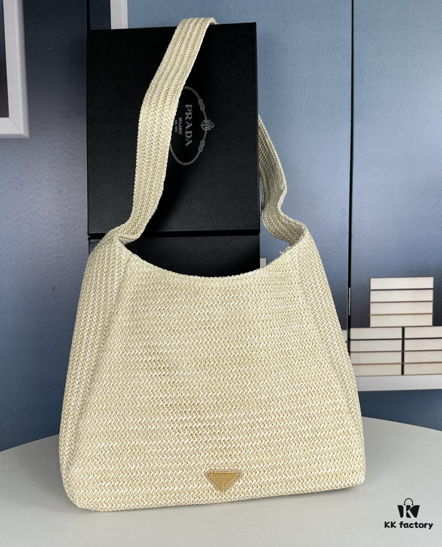 New Arrival🔥👏👏👏 This series is Prada's key style for the upcoming season. Crafted with imported raffia, this design features intricate hand-weaving techniques by skilled artisans 😘😘 Lightweight and spacious, it exudes a fresh summer vibe and pairs beautifully with various outfits—absolutely perfect! Grab yours now 👏👏 Model: 2386, Dimensions: 33 x 26 cm