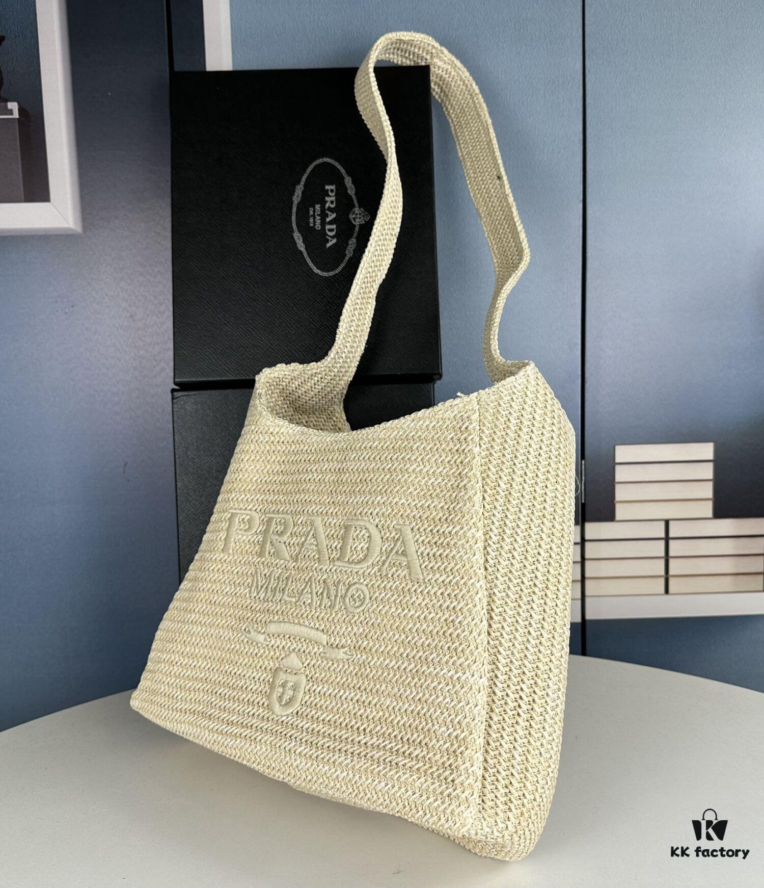 New Arrival🔥👏👏👏 This series is Prada's key style for the upcoming season. Crafted with imported raffia, this design features intricate hand-weaving techniques by skilled artisans 😘😘 Lightweight and spacious, it exudes a fresh summer vibe and pairs beautifully with various outfits—absolutely perfect! Grab yours now 👏👏 Model: 2386, Dimensions: 33 x 26 cm