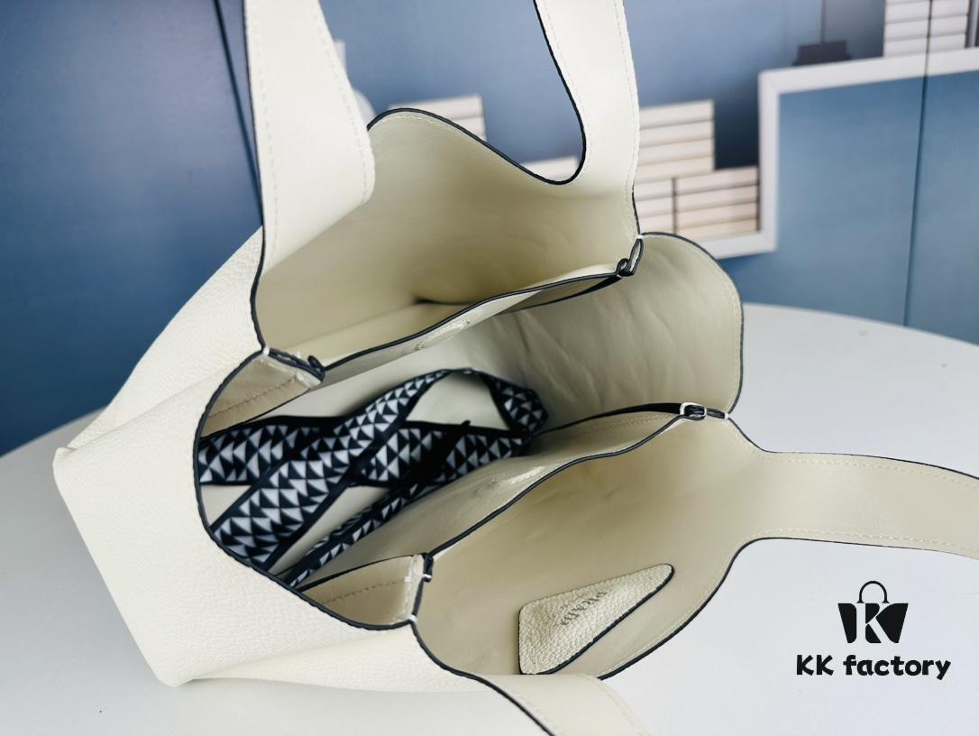 Large Leather Tote Bag with Box @Charlene Choi Sa WITH PRADA