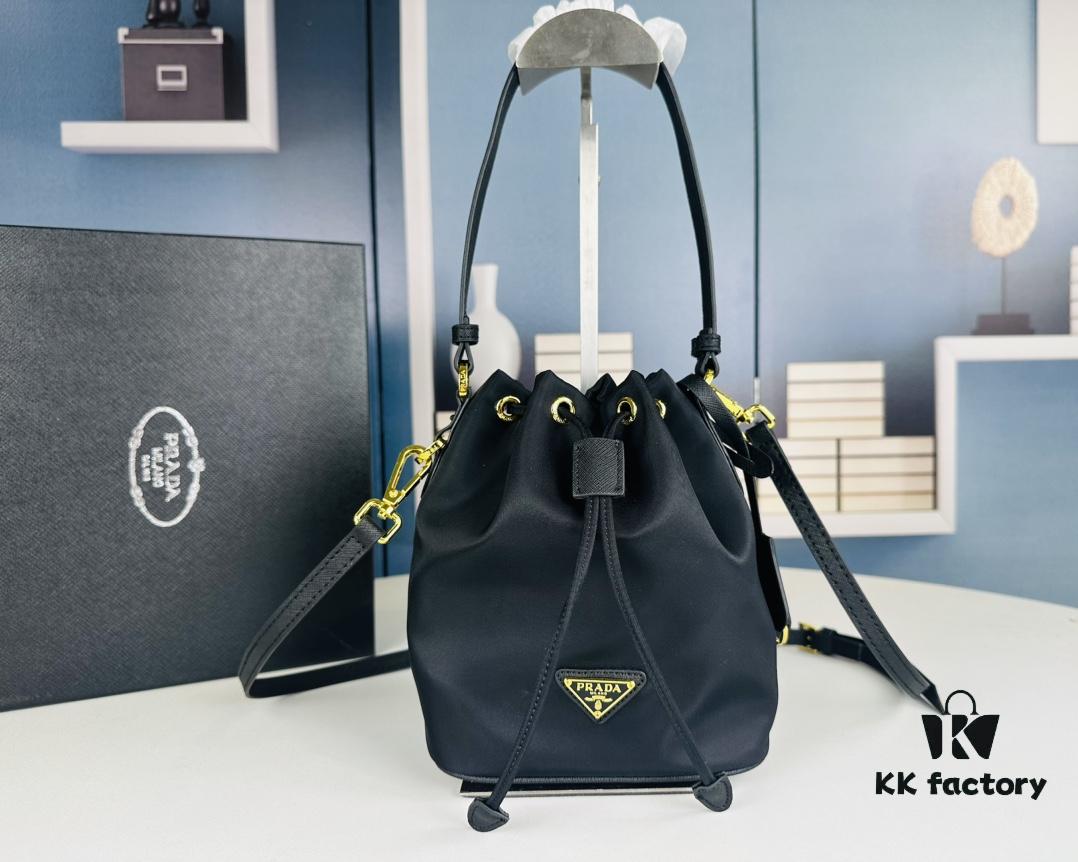 Adorable Prada Mini Bucket Bag with Box, Size: Base Length 16 x Opening Length 23 x Height 18 x Thickness 10, Model No. 067