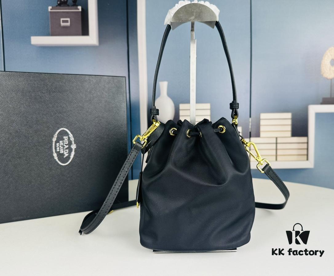 Adorable Prada Mini Bucket Bag with Box, Size: Base Length 16 x Opening Length 23 x Height 18 x Thickness 10, Model No. 067