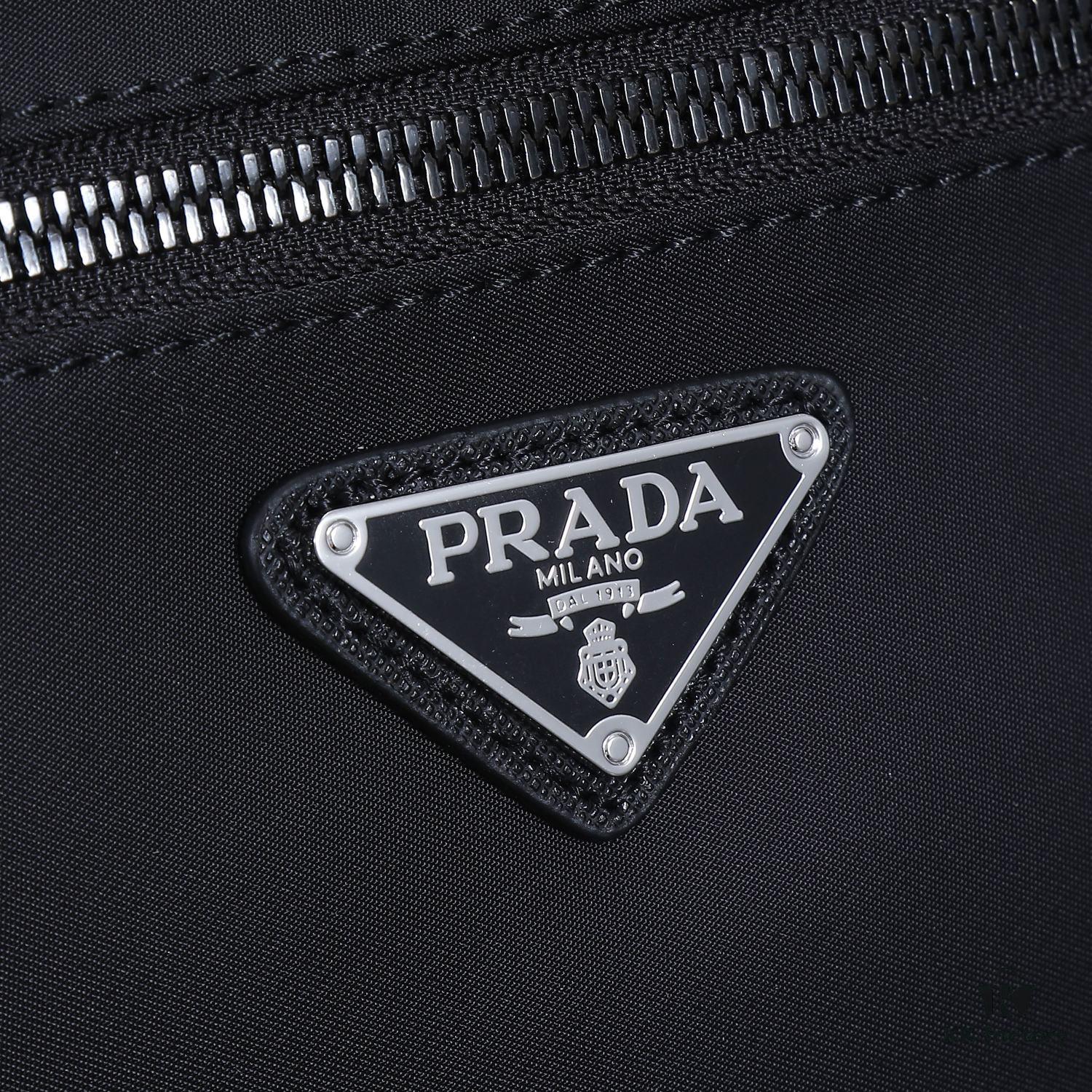 PRADA Men's Shoulder Bag, Classic Bestseller Model, Lightweight Original Waterproof Fabric, High-Quality Craftsmanship, 2VG953 Size: W31 x H29 x D7