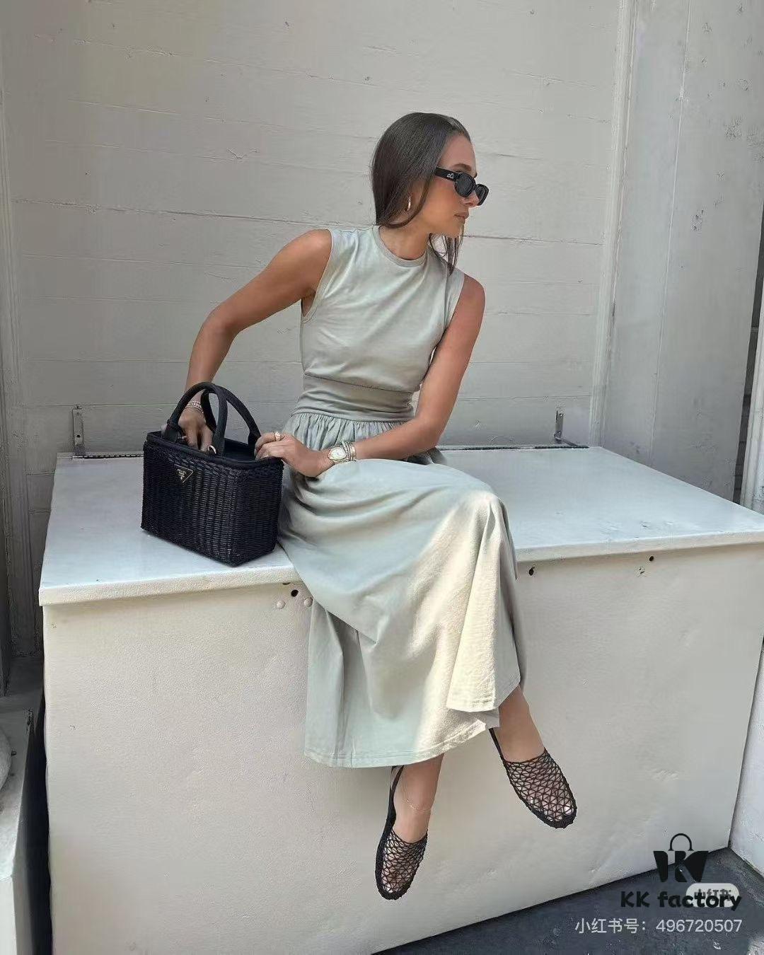 Prada-Inspired Palm Leaf and Leather Woven Tote Bag – Vacation-Ready Fashion, Handheld or Shoulder Carry