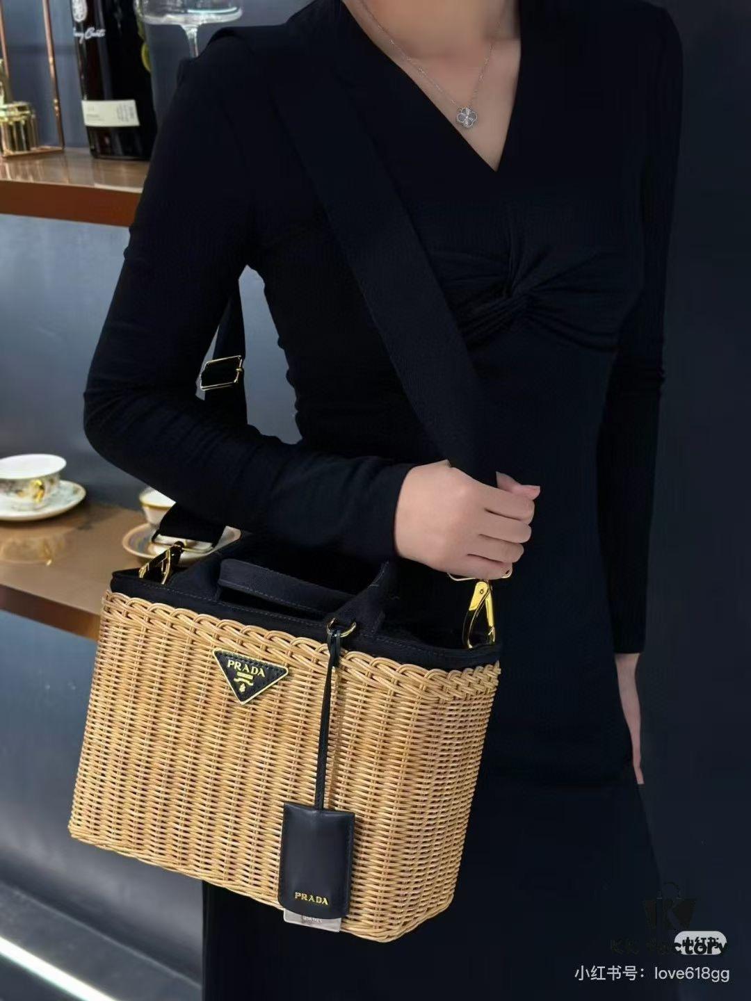 Prada-Inspired Palm Leaf and Leather Woven Tote Bag – Vacation-Ready Fashion, Handheld or Shoulder Carry