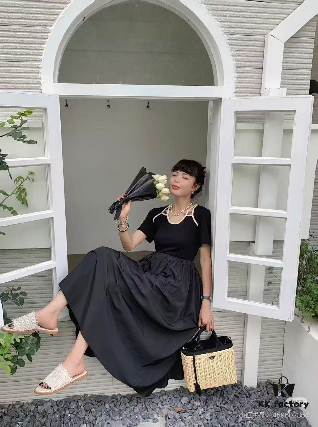 Prada-Inspired Palm Leaf and Leather Woven Tote Bag – Vacation-Ready Fashion, Handheld or Shoulder Carry