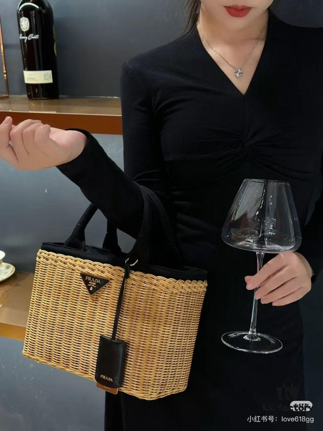 Prada-Inspired Palm Leaf and Leather Woven Tote Bag – Vacation-Ready Fashion, Handheld or Shoulder Carry