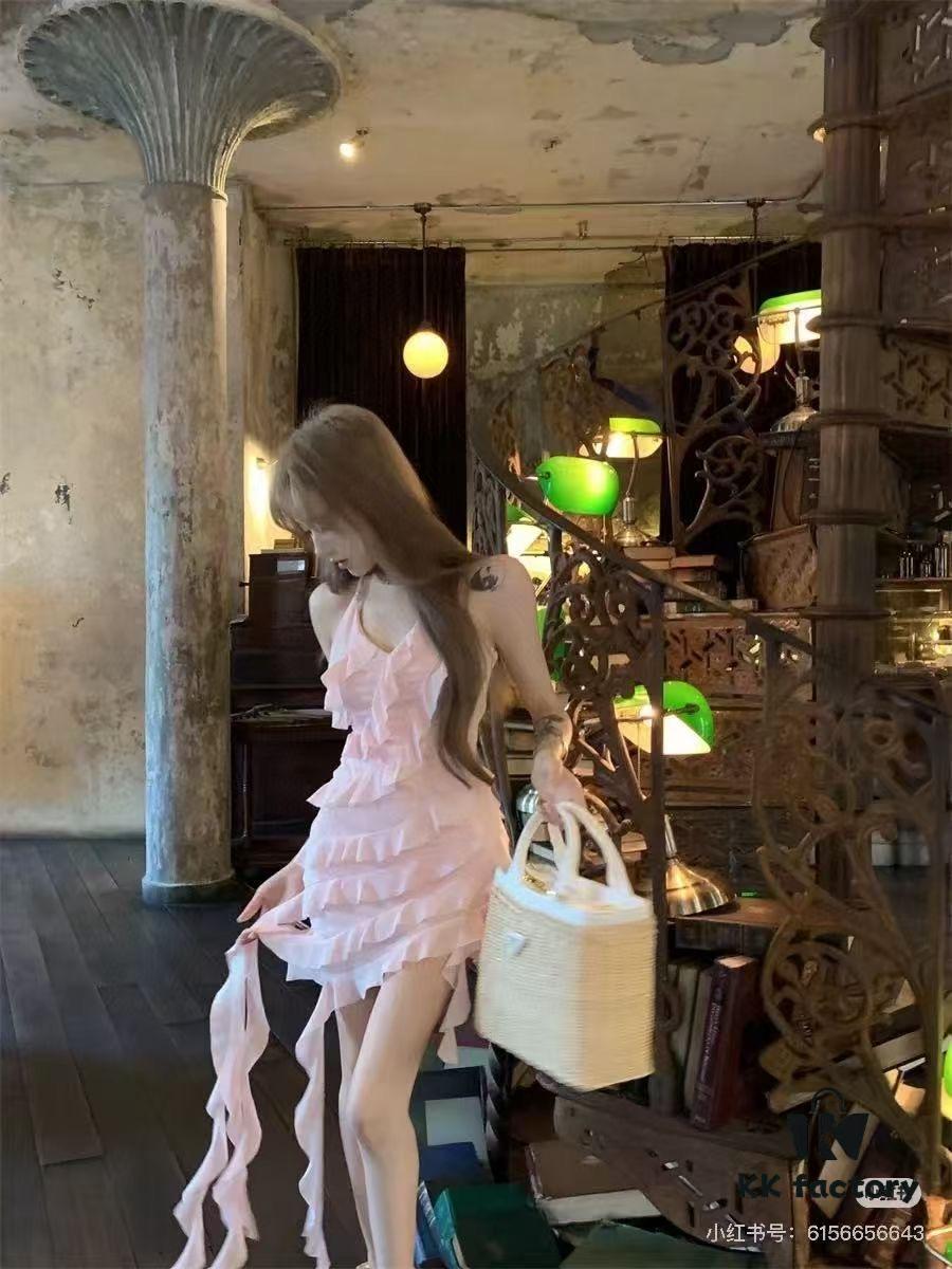 Prada-Inspired Palm Leaf and Leather Woven Tote Bag – Vacation-Ready Fashion, Handheld or Shoulder Carry