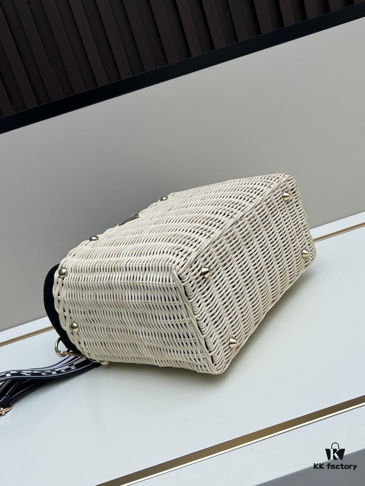 Prada-inspired Palm Leaf and Leather Woven Tote Bag – Vacation-Ready Fashion, Handheld or Shoulder Carry