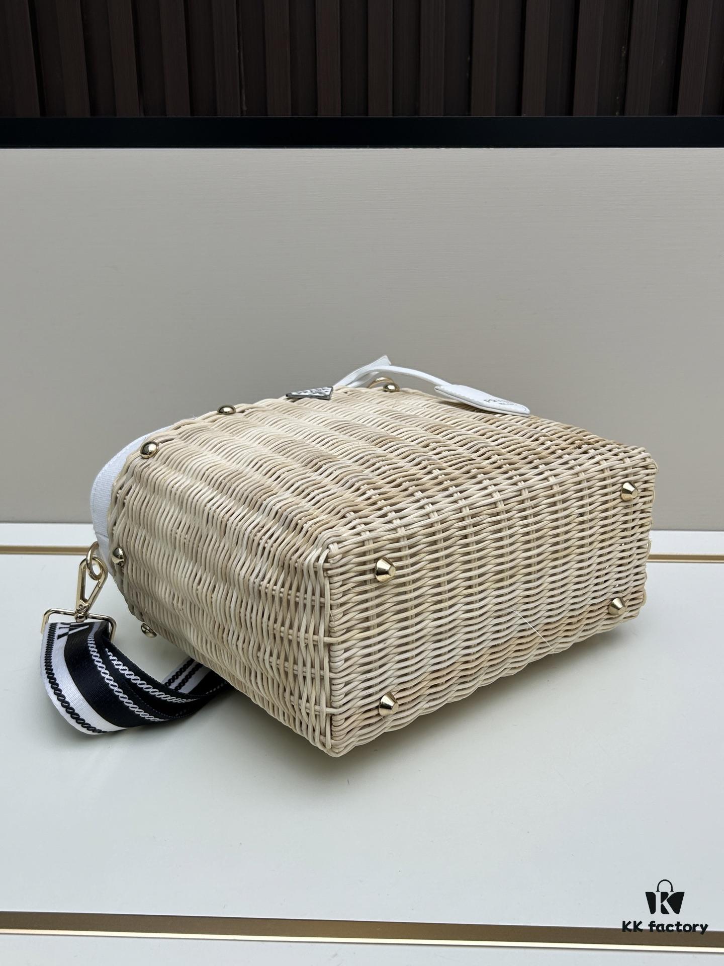Prada-Inspired Palm Leaf and Leather Woven Tote Bag – Vacation-Ready Fashion, Handheld or Shoulder Carry