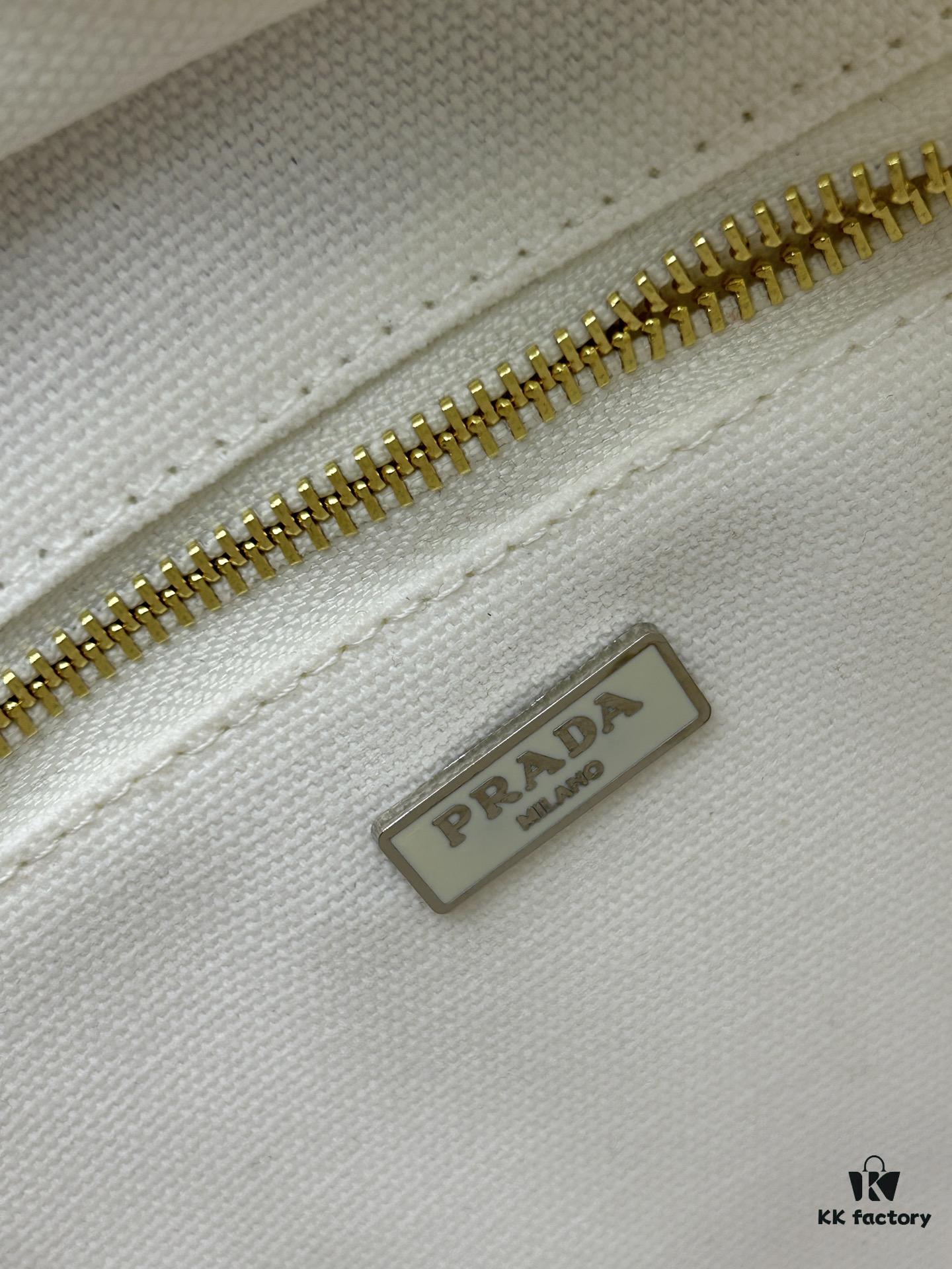 Prada-Inspired Palm Leaf and Leather Woven Tote Bag – Vacation-Ready Fashion, Handheld or Shoulder Carry