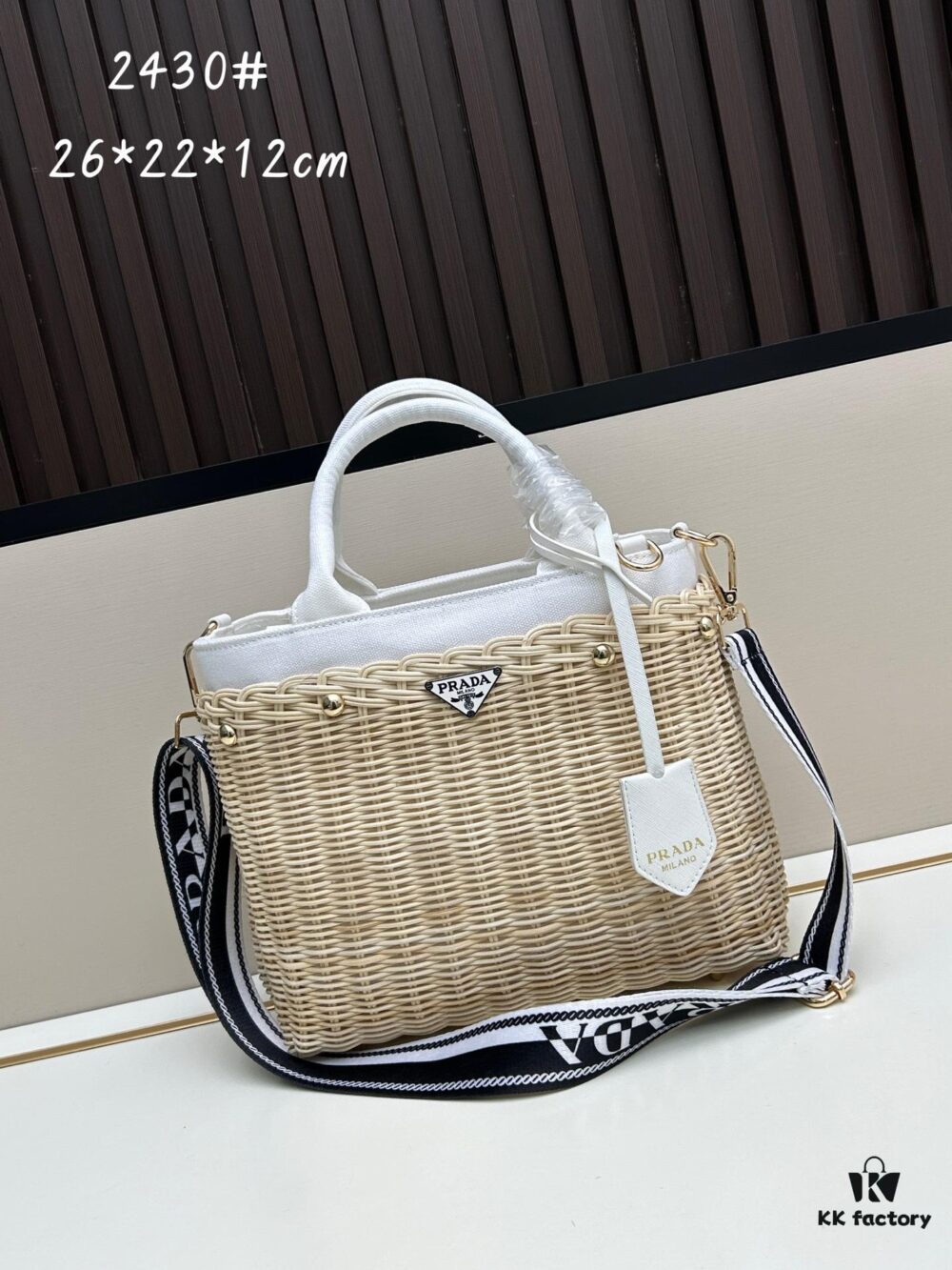 Prada-Inspired Palm Leaf and Leather Woven Tote Bag – Vacation-Ready Fashion, Handheld or Shoulder Carry