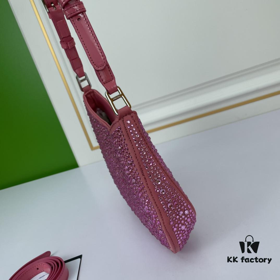 Box Included, Original Order, Factory Custom Leather ♥️ PRADA Launches New 2022 Spring/Summer Crystal Hobo Handbag, Crafted from Premium Calfskin, Inspired by Du Juan, Wen Qi, and Deng Enxi, Faithfully Reproduced, Lightweight and Stylish, Must-Have for Fashion Enthusiasts