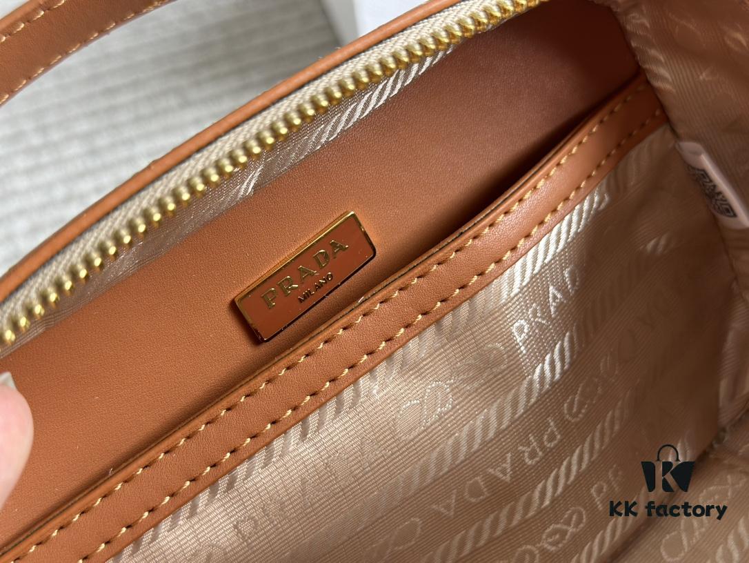 Prada Camera Bag 🔥 Bestseller