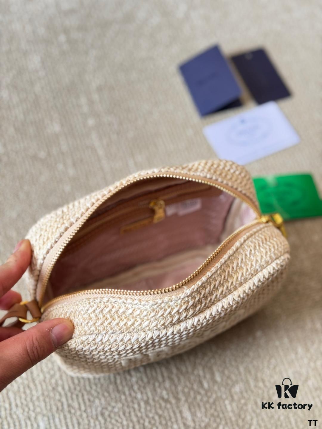 Prada Camera Bag 🔥 Bestseller