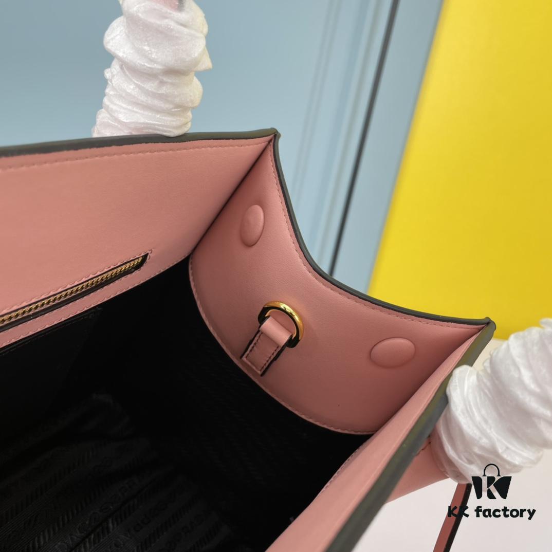 High-Quality Counter Product PRADA #66158 Premium Imported Coarse Cross Cowhide with Calfskin, 175 OEM Code, Enamel Same-Color Logo Pendant, Classic and Uniquely Elegant, 33 x 24 x 15cm