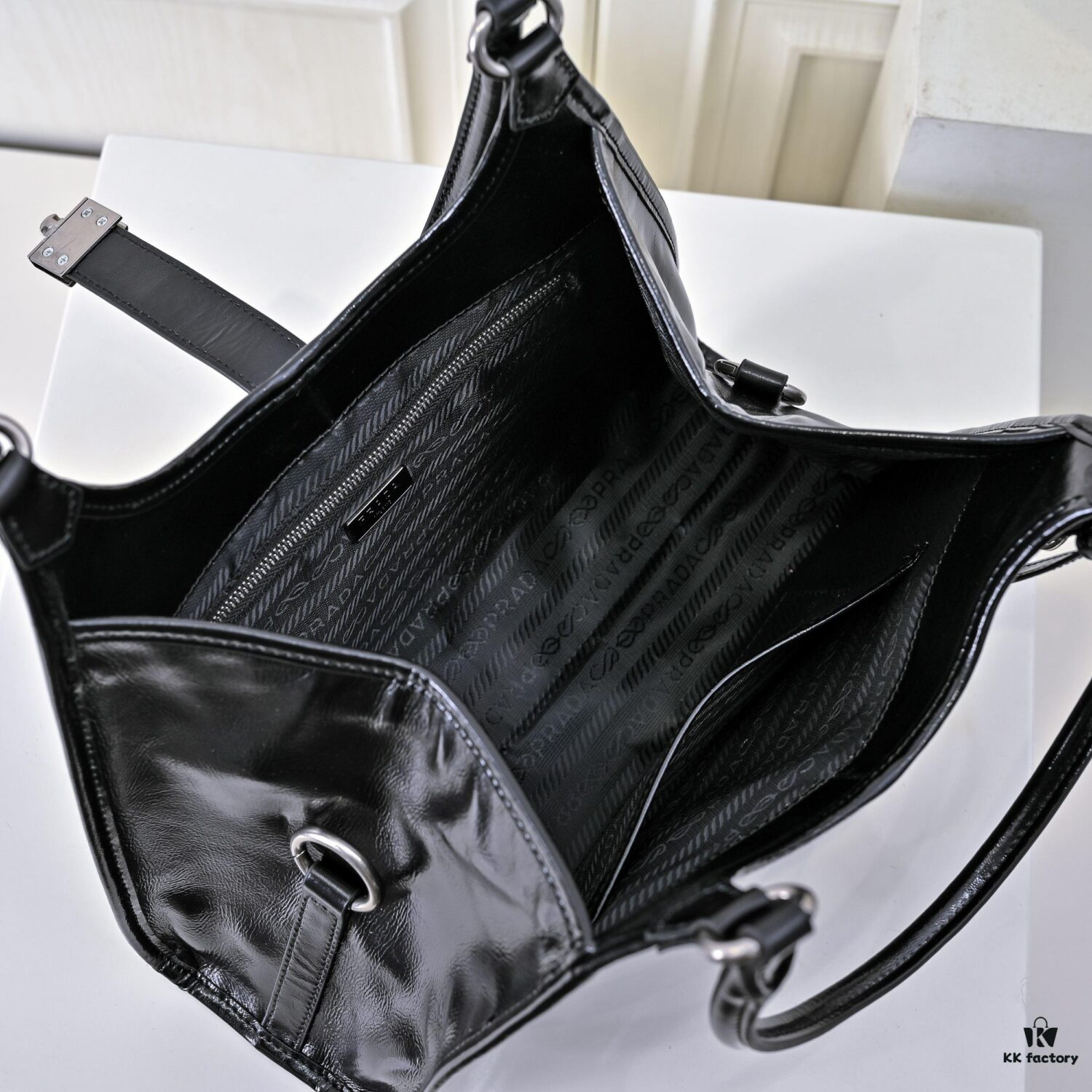 Early Spring 🎉PRADA Counter New Arrival🎉 (All-Leather Series) [Original Order Quality + Matching Store Hardware] Full-Grain Oil-Waxed Calfskin