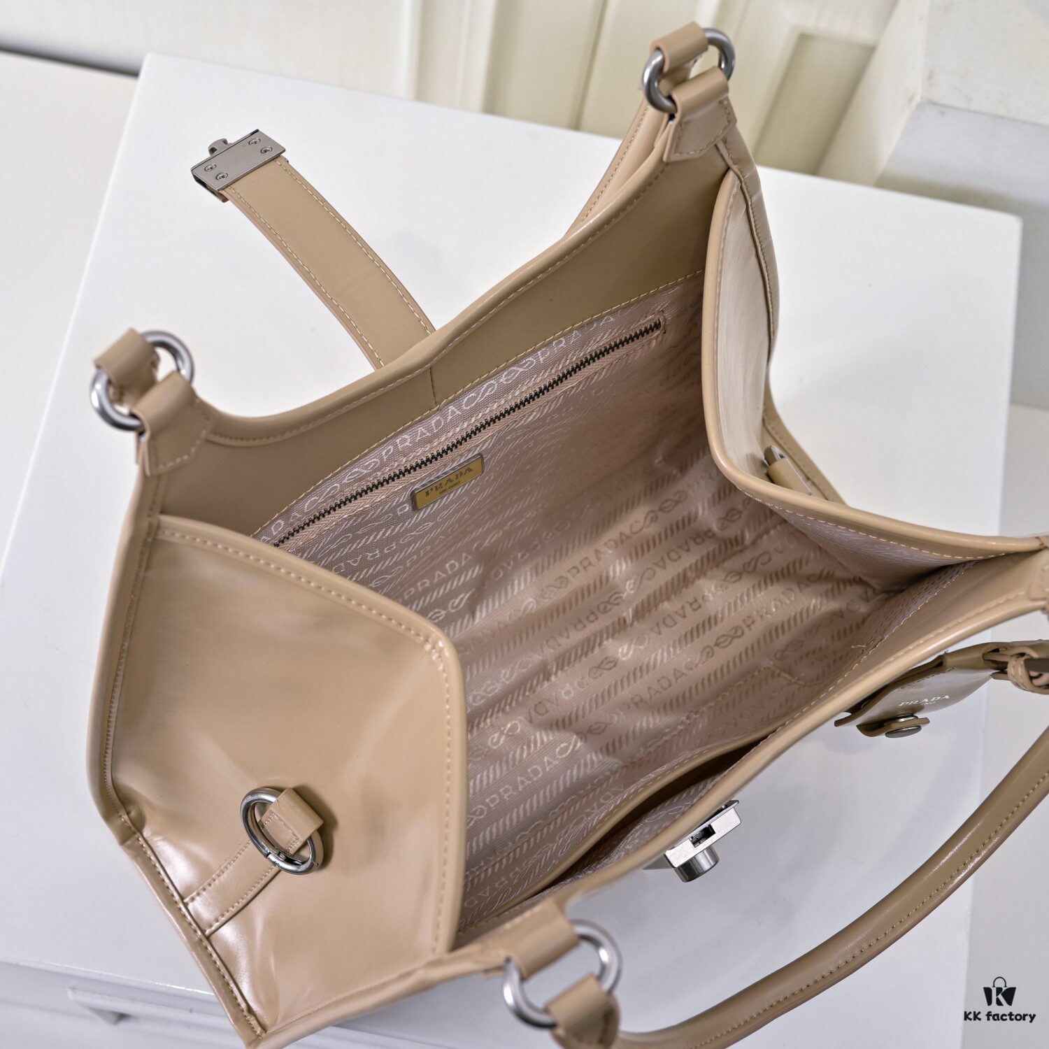 Early Spring Celebration 🎉 PRADA Counter New Arrival 🎉 (All-Leather Series) [Original Order Quality with Matched Hardware] Full-Grain Oil-Waxed Calfskin