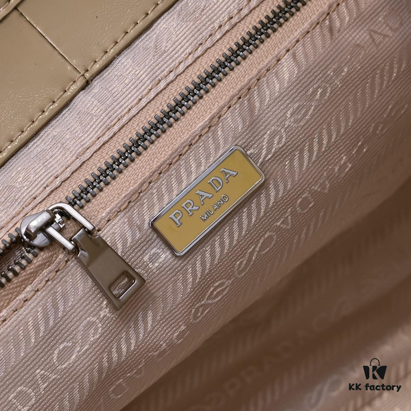 Early Spring Celebration 🎉 PRADA Counter New Arrival 🎉 (All-Leather Series) [Original Order Quality with Matched Hardware] Full-Grain Oil-Waxed Calfskin