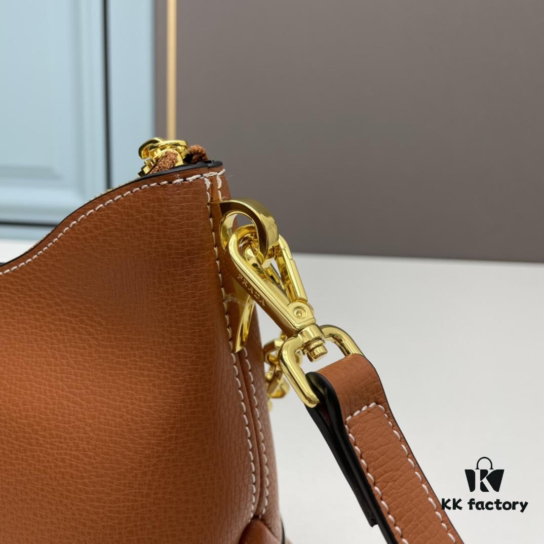 PRADA's Must-Have Bestseller (Leather Shoulder Strap + Chain Strap) – A Stylish and Practical Horn Bag Combining Retro Charm with Modern Fashion