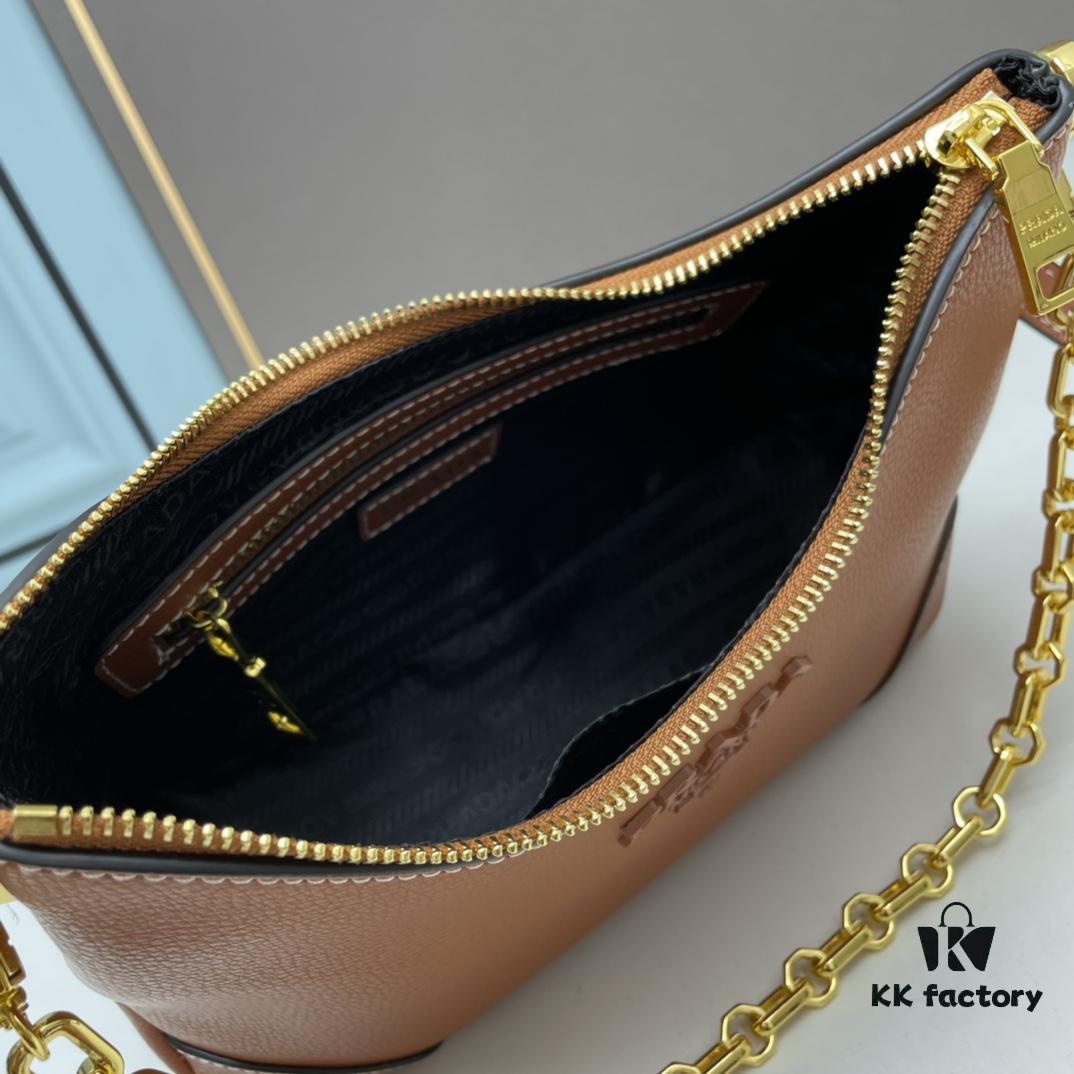 PRADA's Must-Have Bestseller (Leather Shoulder Strap + Chain Strap) – A Stylish and Practical Horn Bag Combining Retro Charm with Modern Fashion