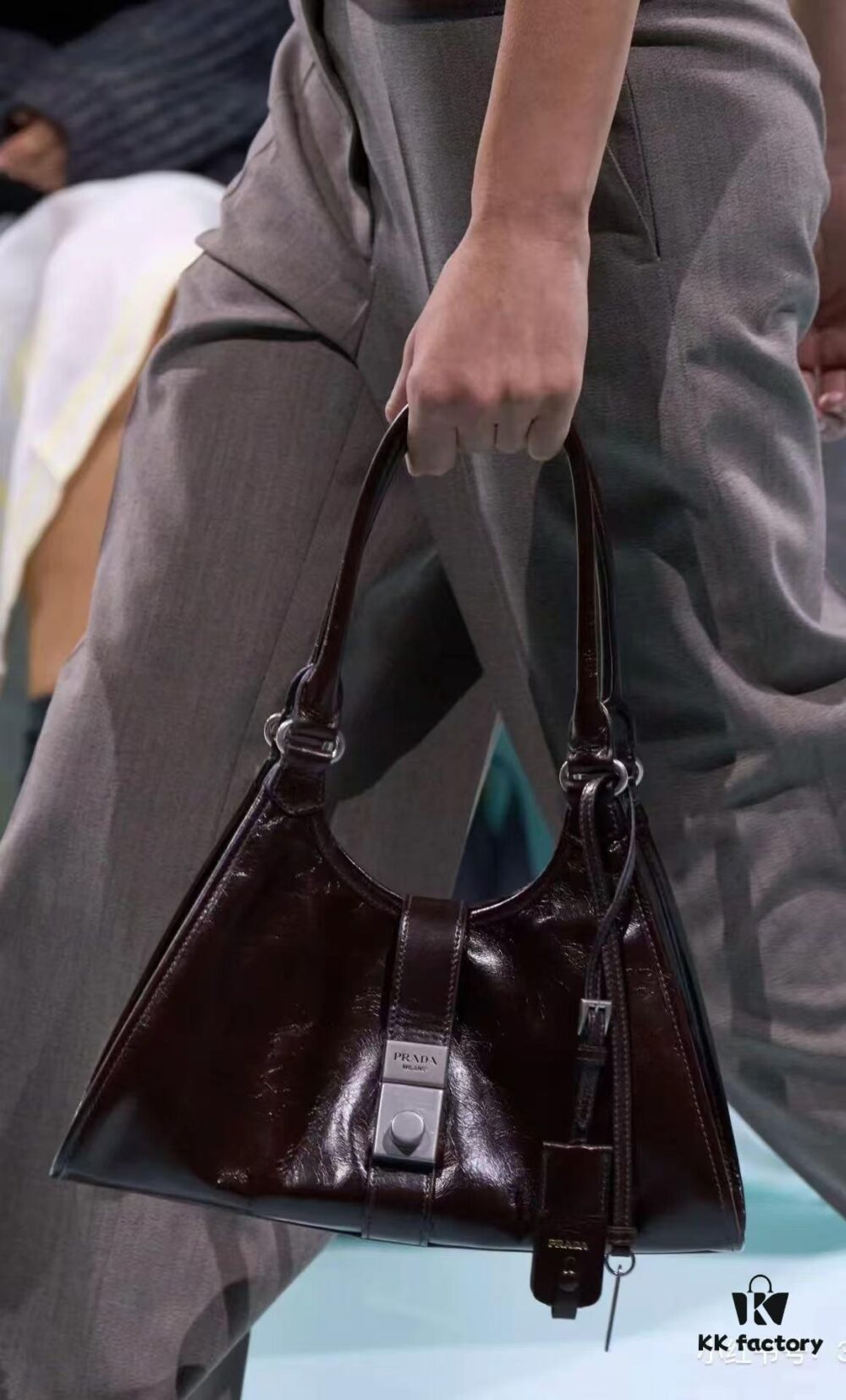 PRADA Counter New Arrival (All-Leather Series) Original Order Quality with Matching Hardware Full-Grain Oil-Waxed Calfskin Shoulder Bag