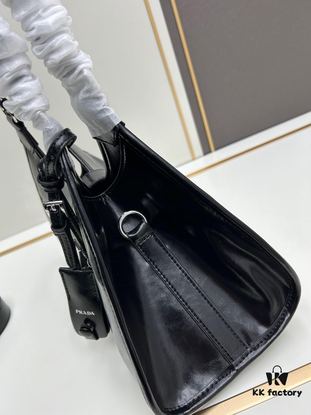PRADA Counter New Arrival (All-Leather Series) Original Order Quality with Authentic Hardware Full-Grain Oil-Waxed Cowhide Shoulder Bag