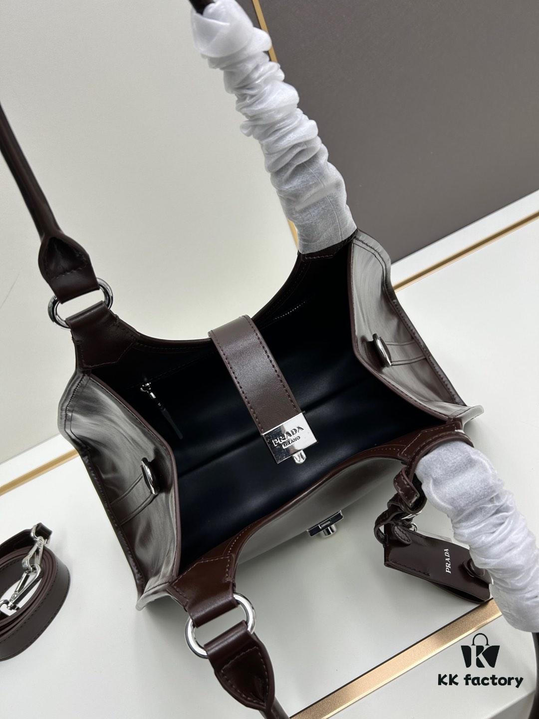 PRADA Counter New Arrival (All-Leather Series) Original Order Quality with Matching Hardware Full-Grain Oil-Waxed Cowhide Shoulder Bag