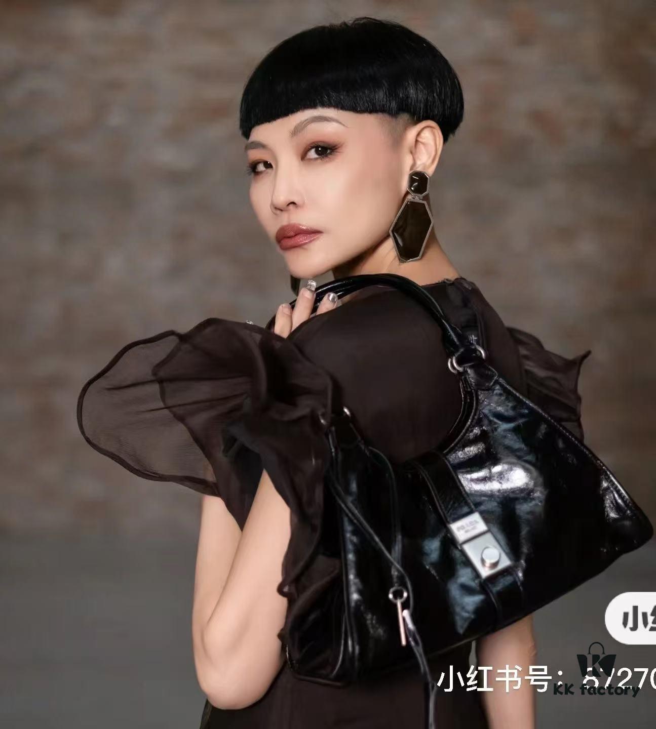 PRADA Counter New Arrival (All-Leather Series) Original Order Quality with Matching Hardware Full-Grain Oil-Waxed Calfskin Shoulder Bag