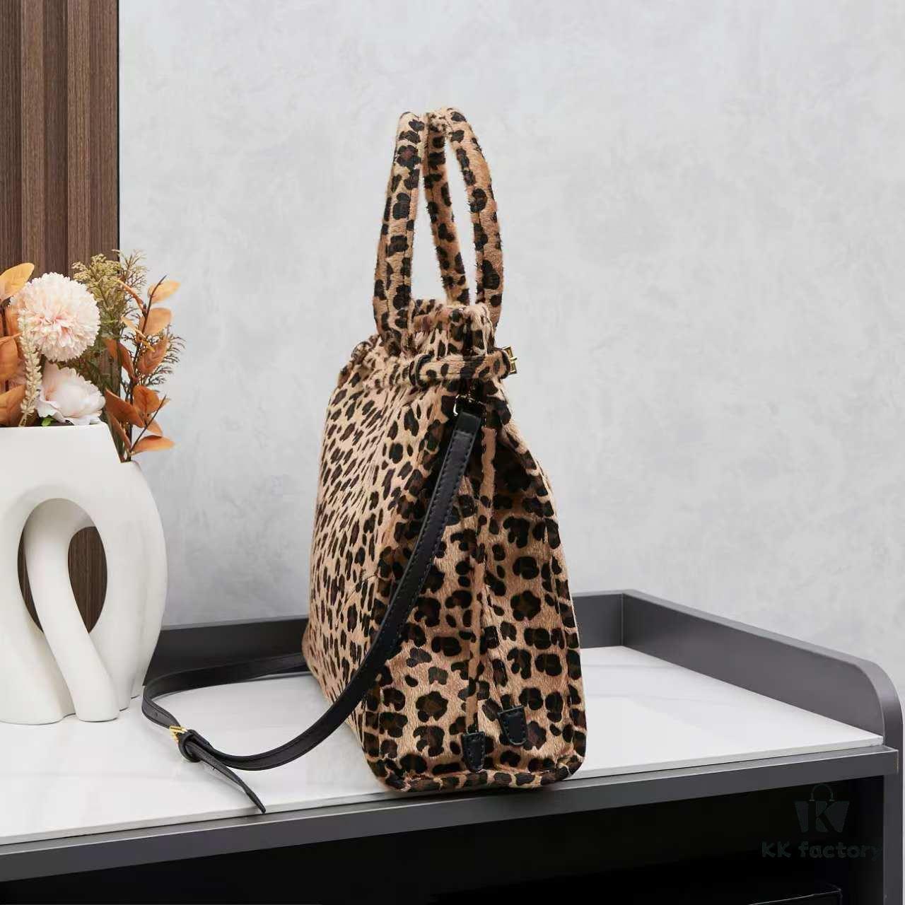 24fw Autumn-Winter Prada Arrives with Sophisticated Alpaca Brown Tones