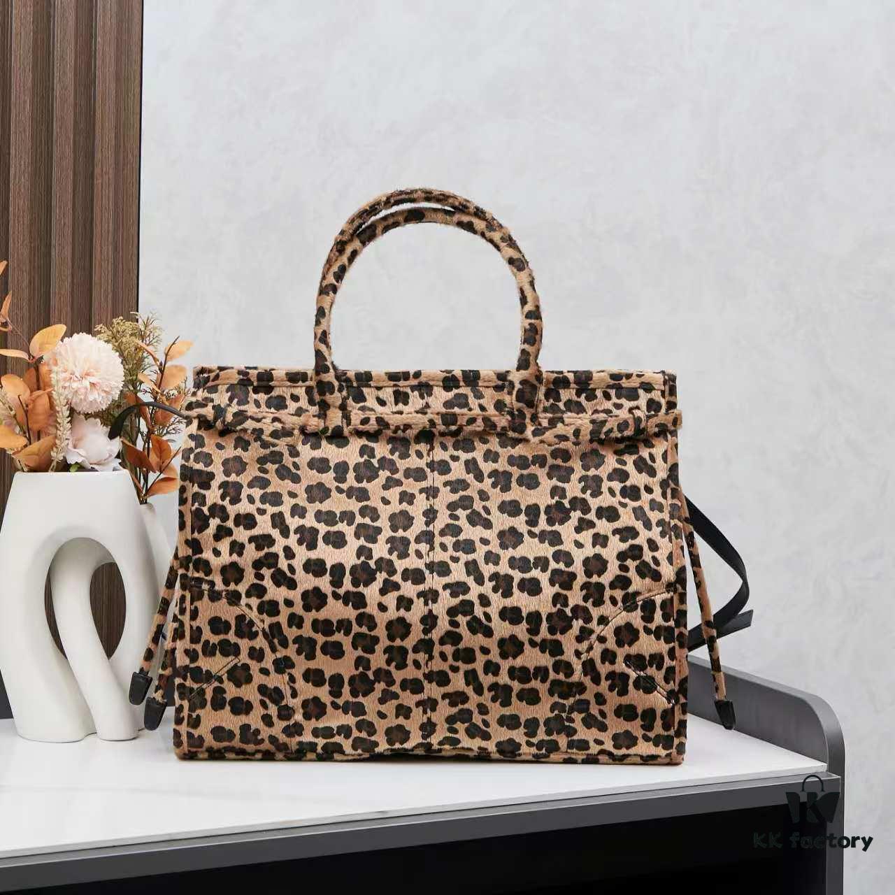 24fw Autumn-Winter Prada Arrives with Sophisticated Alpaca Brown Tones