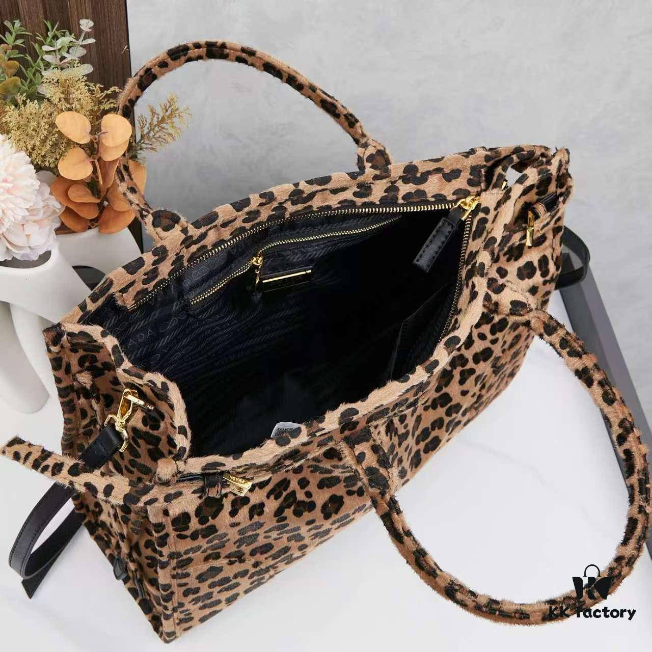 24fw Autumn-Winter Prada Arrives with Sophisticated Alpaca Brown Tones