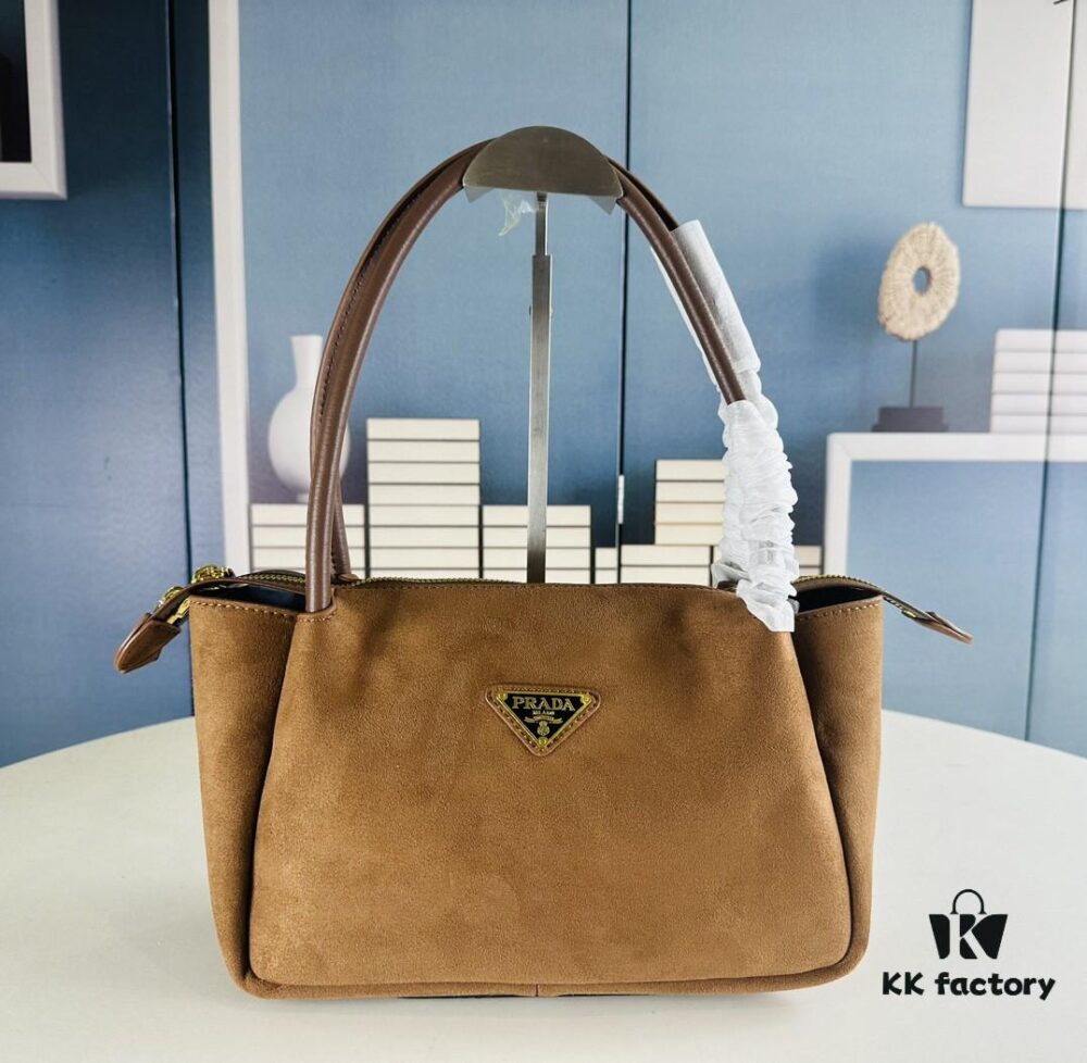 New Arrival Autumn-Winter Prada FW Collection – Sophisticated Brown Tones Exude Warmth and Elegance