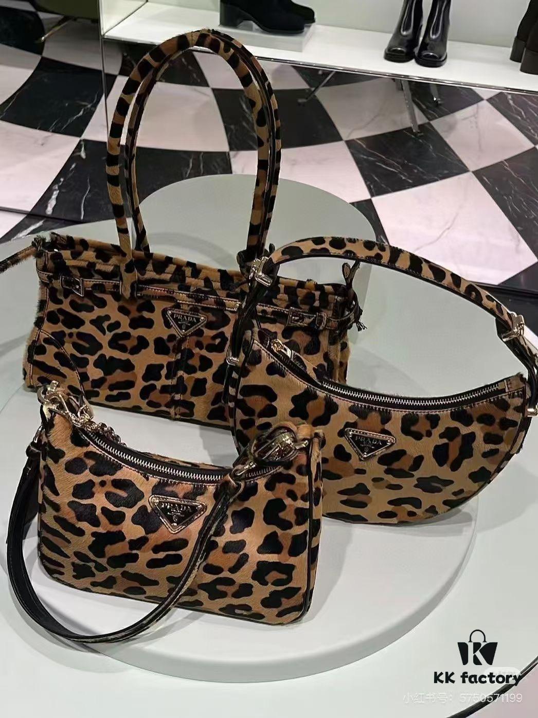 24fw Fall/Winter Prada Arrives with Sophisticated Almond Brown Tones and Sleek Design